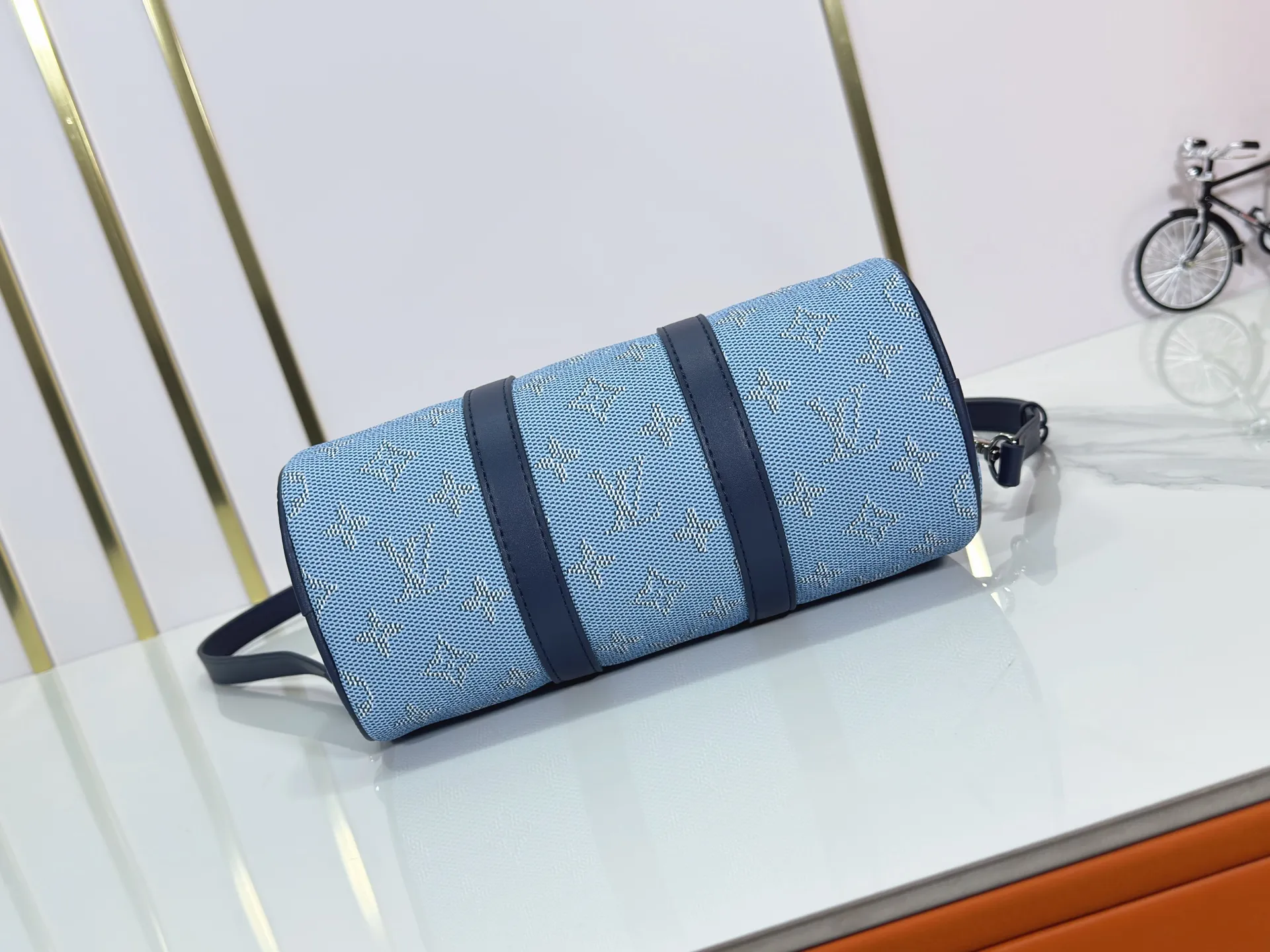 P240 Upgraded original M14078 M01942 M15076 M24434 M46271 M20900 M46249 This handbag condenses the classic silhouette of the Keepall travel bag. It is made of Monogram embossed Taurillon leather. Its compact shape is suitable for storing small items such as mobile phones and wallets. With its clever use of leather handles and detachable shoulder strap, it's easy to carry with you in trendy style. Detailed features Dimensions: 25✘15✘11 cm