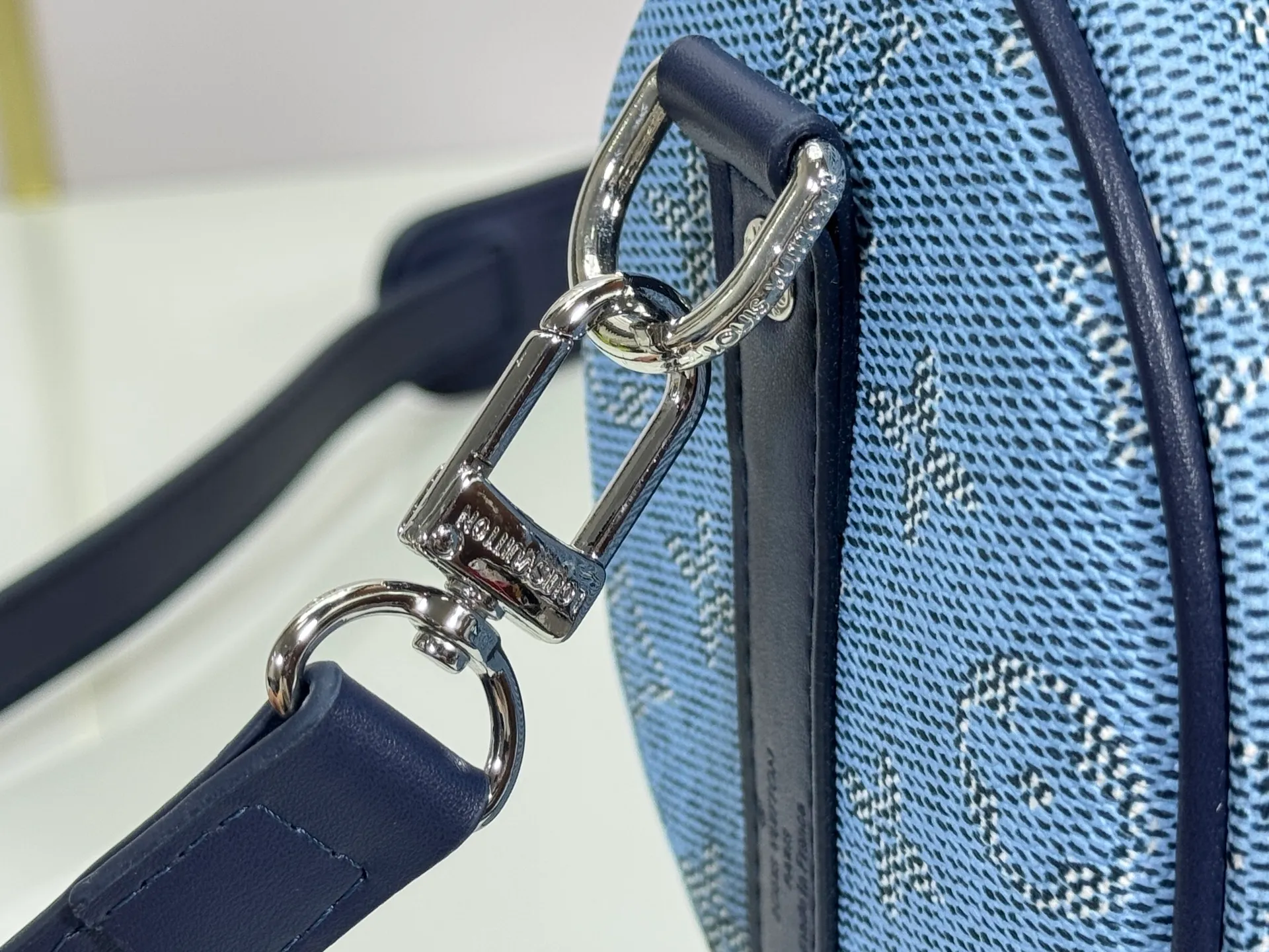P240 Upgraded original M14078 M01942 M15076 M24434 M46271 M20900 M46249 This handbag condenses the classic silhouette of the Keepall travel bag. It is made of Monogram embossed Taurillon leather. Its compact shape is suitable for storing small items such as mobile phones and wallets. With its clever use of leather handles and detachable shoulder strap, it's easy to carry with you in trendy style. Detailed features Dimensions: 25✘15✘11 cm