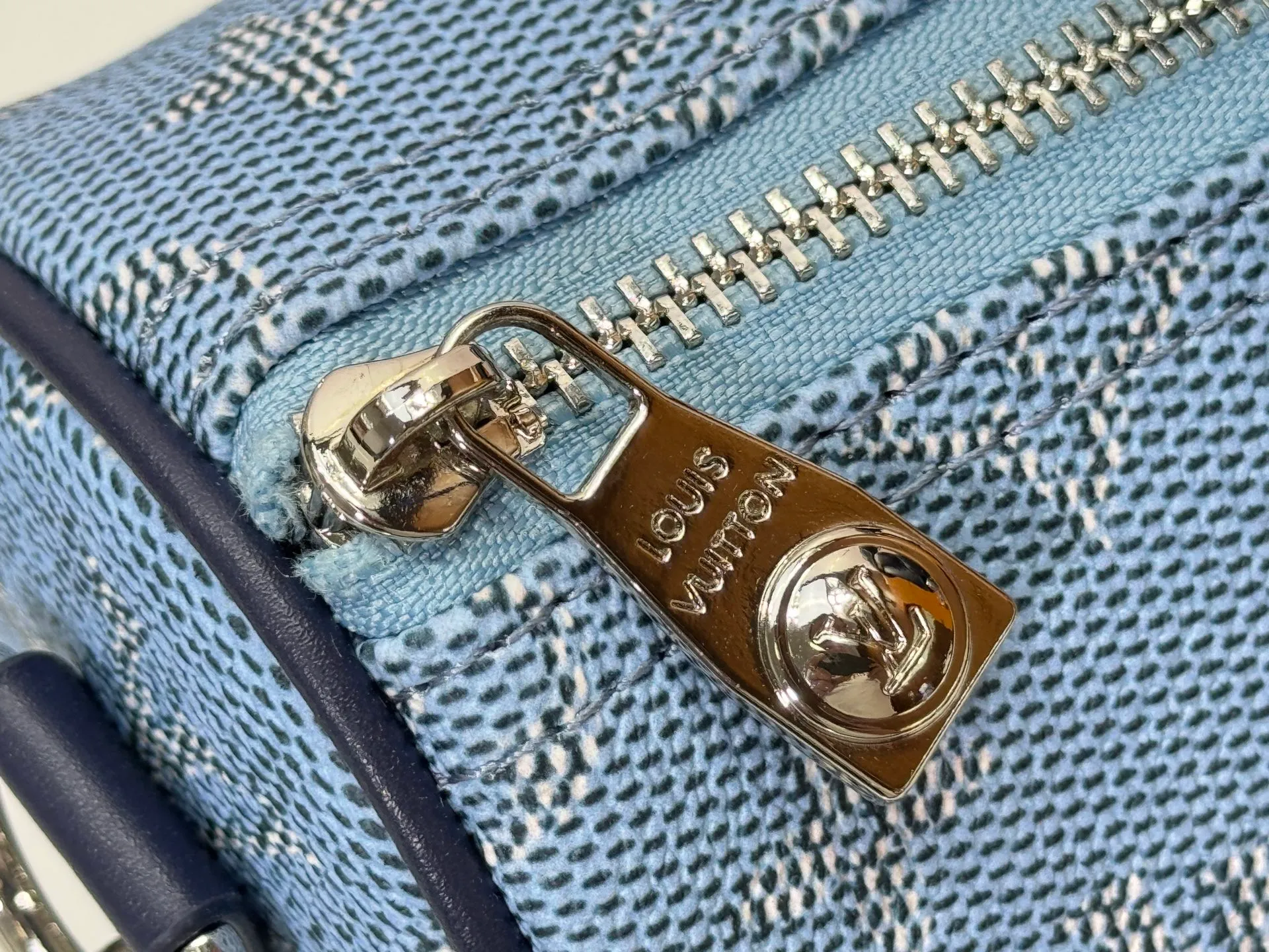 P240 Upgraded original M14078 M01942 M15076 M24434 M46271 M20900 M46249 This handbag condenses the classic silhouette of the Keepall travel bag. It is made of Monogram embossed Taurillon leather. Its compact shape is suitable for storing small items such as mobile phones and wallets. With its clever use of leather handles and detachable shoulder strap, it's easy to carry with you in trendy style. Detailed features Dimensions: 25✘15✘11 cm