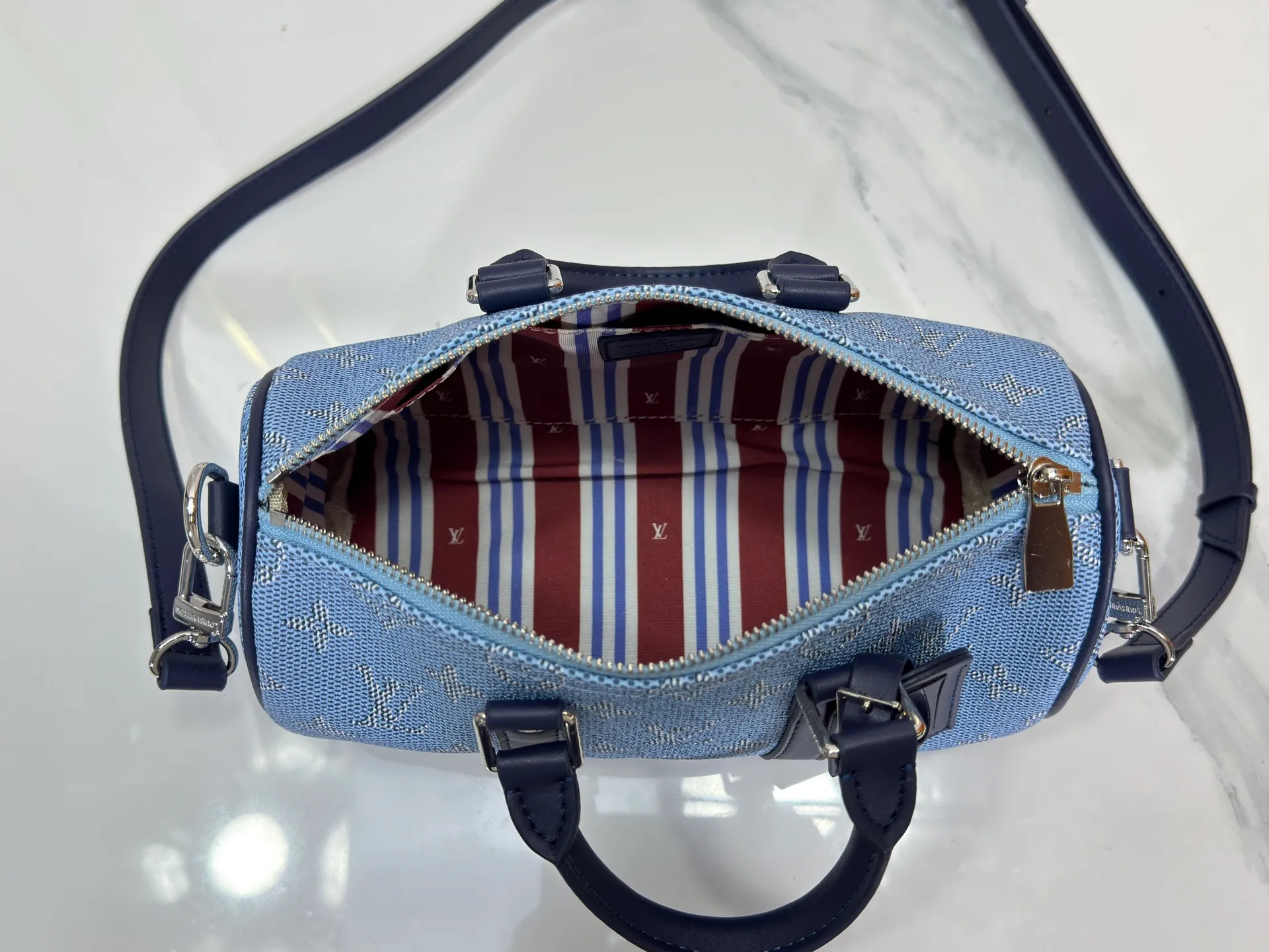 P240 Upgraded original M14078 M01942 M15076 M24434 M46271 M20900 M46249 This handbag condenses the classic silhouette of the Keepall travel bag. It is made of Monogram embossed Taurillon leather. Its compact shape is suitable for storing small items such as mobile phones and wallets. With its clever use of leather handles and detachable shoulder strap, it's easy to carry with you in trendy style. Detailed features Dimensions: 25✘15✘11 cm