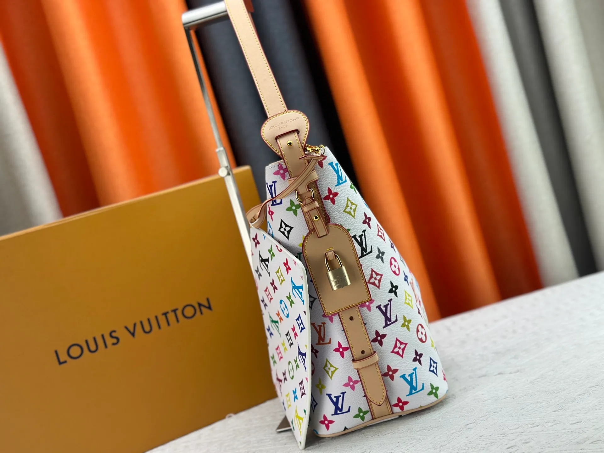P260 upgraded original M12925 M12926 M13480 M13044 M14356 M13045 M13089 This All In handbag is made of Monogram cow leather with shiny metal parts, and the iconic padlock and nameplate highlight the classic style. The adjustable shoulder strap continues the brand's trunk-making heritage, and the leather shoulder strap adds cross-body and shoulder carry options. The foldable design enables the silhouette to be retracted and retracted freely, providing ample space for daily use. 30.0 x 25.0 x 17.0 cm (length x height x width)