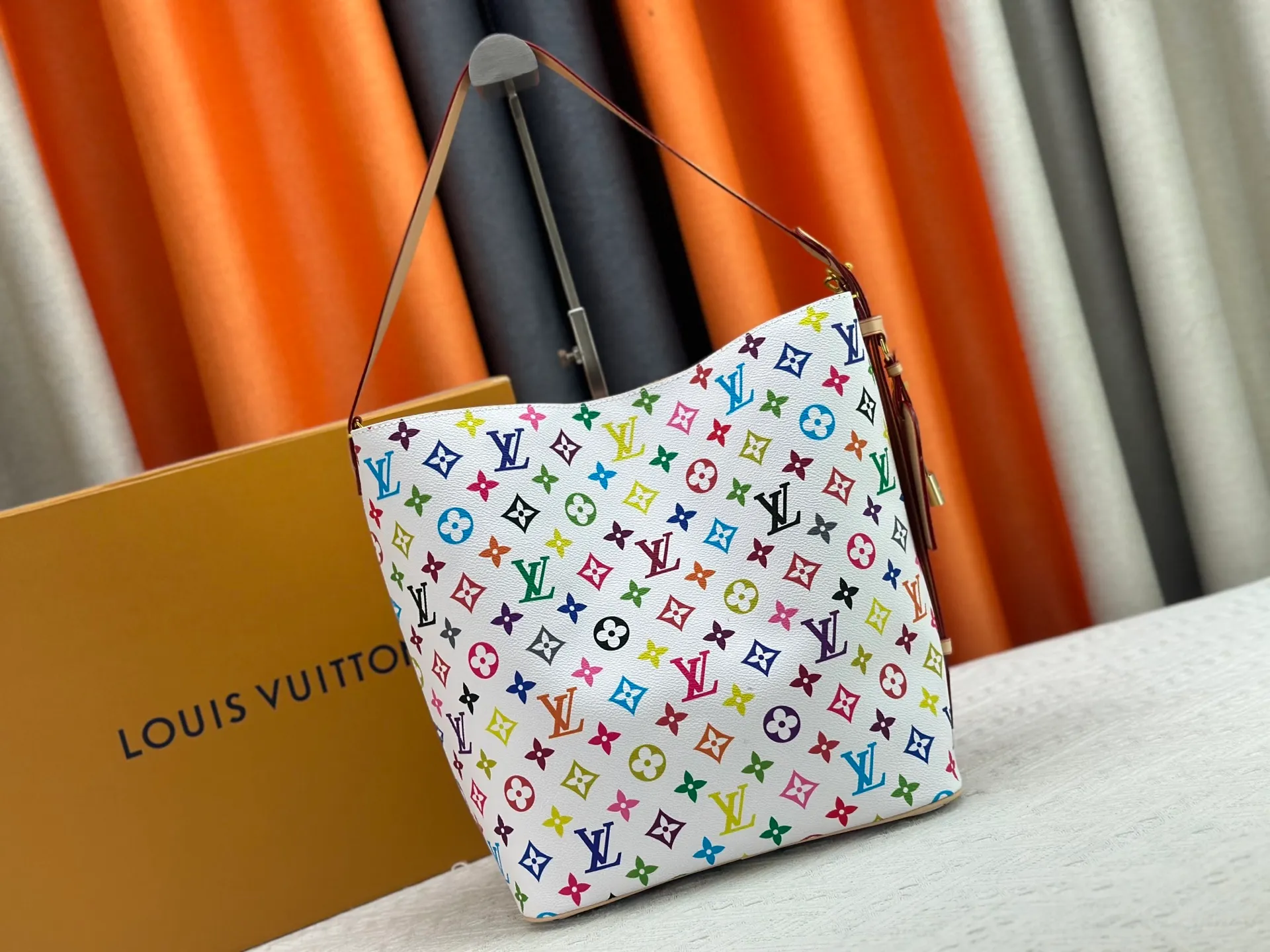 P260 upgraded original M12925 M12926 M13480 M13044 M14356 M13045 M13089 This All In handbag is made of Monogram cow leather with shiny metal parts, and the iconic padlock and nameplate highlight the classic style. The adjustable shoulder strap continues the brand's trunk-making heritage, and the leather shoulder strap adds cross-body and shoulder carry options. The foldable design enables the silhouette to be retracted and retracted freely, providing ample space for daily use. 30.0 x 25.0 x 17.0 cm (length x height x width)