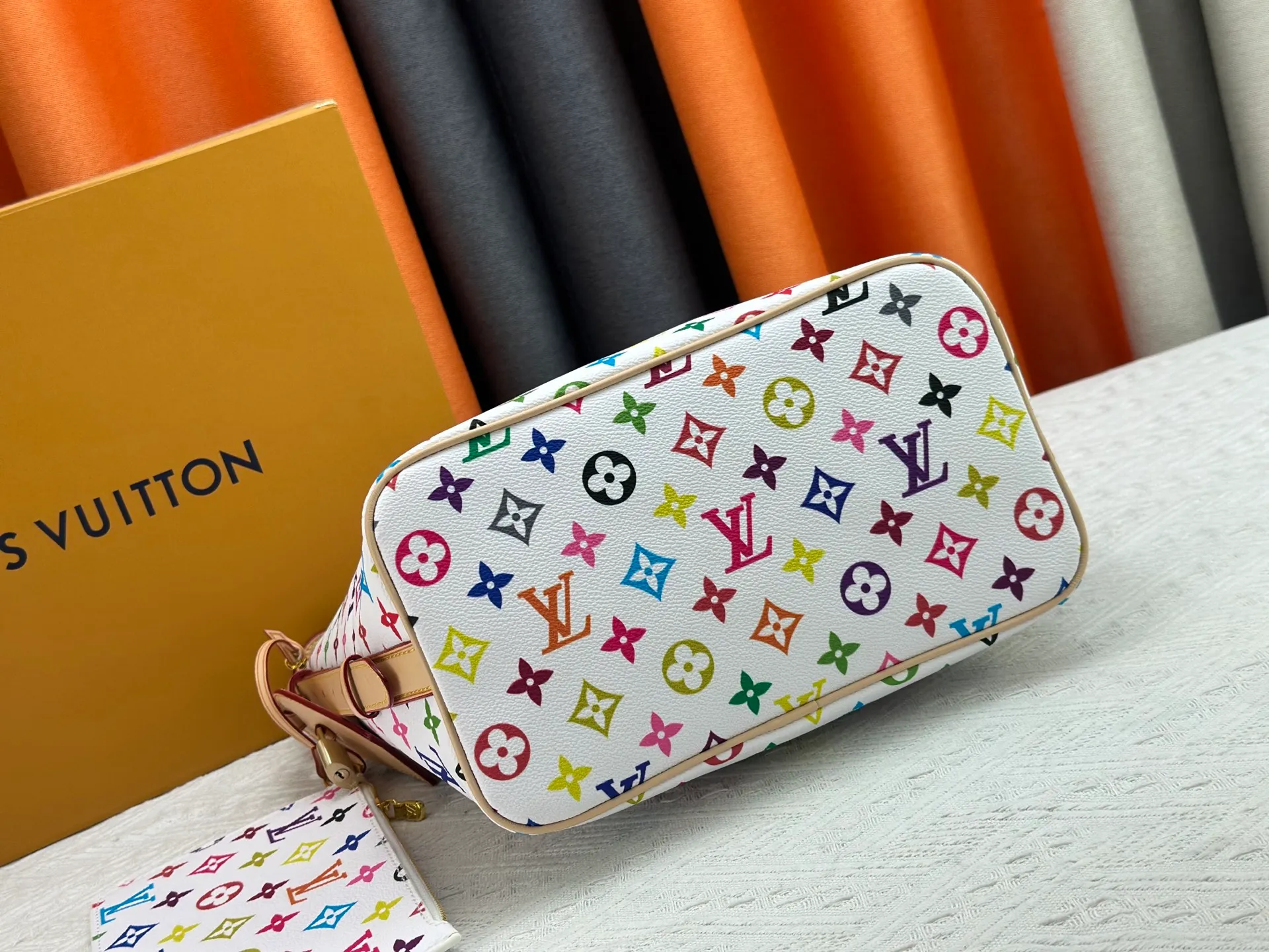 P260 upgraded original M12925 M12926 M13480 M13044 M14356 M13045 M13089 This All In handbag is made of Monogram cow leather with shiny metal parts, and the iconic padlock and nameplate highlight the classic style. The adjustable shoulder strap continues the brand's trunk-making heritage, and the leather shoulder strap adds cross-body and shoulder carry options. The foldable design enables the silhouette to be retracted and retracted freely, providing ample space for daily use. 30.0 x 25.0 x 17.0 cm (length x height x width)