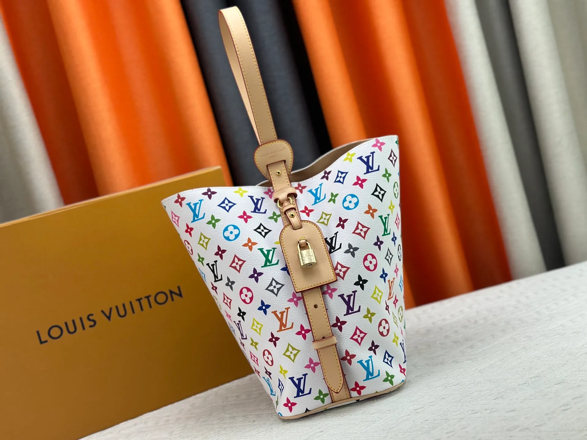 P260 upgraded original M12925 M12926 M13480 M13044 M14356 M13045 M13089 This All In handbag is made of Monogram cow leather with shiny metal parts, and the iconic padlock and nameplate highlight the classic style. The adjustable shoulder strap continues the brand's trunk-making heritage, and the leather shoulder strap adds cross-body and shoulder carry options. The foldable design enables the silhouette to be retracted and retracted freely, providing ample space for daily use. 30.0 x 25.0 x 17.0 cm (length x height x width)