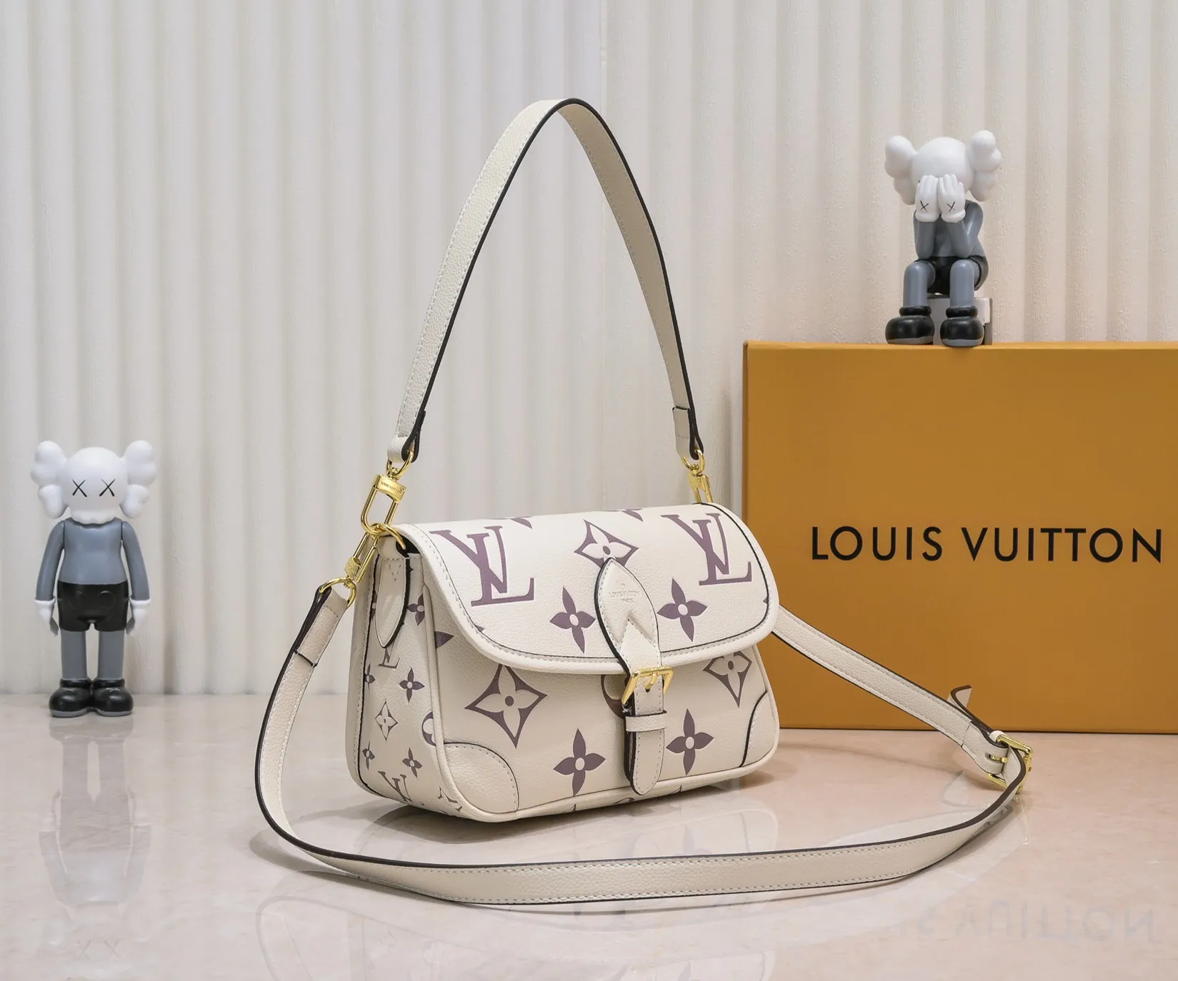 ¥340💰 Exclusive real shot-upgraded version ‼ ️M46386 black M46388 white M45985 full leather baguette series new Diane handbag Diane satchel is made of Monogram Empreinte, made of the brand's iconic embossed leather. This versatile bag comes with a removable leather shoulder strap that can be worn over the shoulder or by hand, as well as a roomy removable jacquard crossbody bag with 'Louis Vuitton' printed strap. This versatile bag can be styled in chic or sporty fashion to match the overall style or mood. Dimensions: 25.0×9.0×15.0 cm.