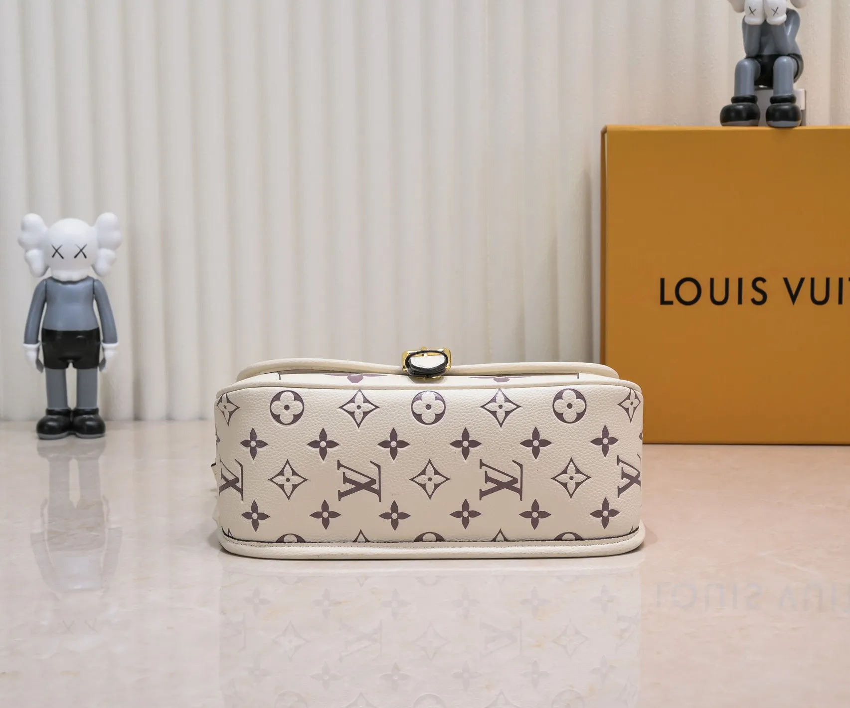 ¥340💰 Exclusive real shot-upgraded version ‼ ️M46386 black M46388 white M45985 full leather baguette series new Diane handbag Diane satchel is made of Monogram Empreinte, made of the brand's iconic embossed leather. This versatile bag comes with a removable leather shoulder strap that can be worn over the shoulder or by hand, as well as a roomy removable jacquard crossbody bag with 'Louis Vuitton' printed strap. This versatile bag can be styled in chic or sporty fashion to match the overall style or mood. Dimensions: 25.0×9.0×15.0 cm.