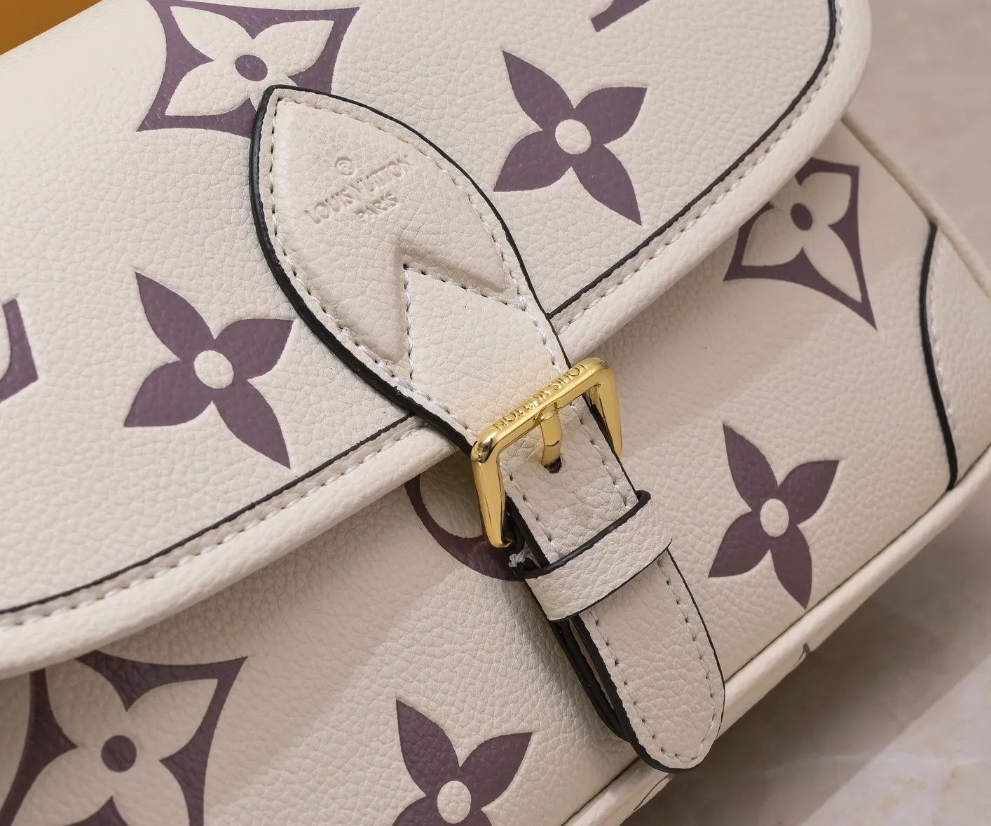¥340💰 Exclusive real shot-upgraded version ‼ ️M46386 black M46388 white M45985 full leather baguette series new Diane handbag Diane satchel is made of Monogram Empreinte, made of the brand's iconic embossed leather. This versatile bag comes with a removable leather shoulder strap that can be worn over the shoulder or by hand, as well as a roomy removable jacquard crossbody bag with 'Louis Vuitton' printed strap. This versatile bag can be styled in chic or sporty fashion to match the overall style or mood. Dimensions: 25.0×9.0×15.0 cm.