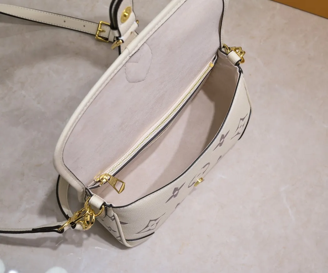 ¥340💰 Exclusive real shot-upgraded version ‼ ️M46386 black M46388 white M45985 full leather baguette series new Diane handbag Diane satchel is made of Monogram Empreinte, made of the brand's iconic embossed leather. This versatile bag comes with a removable leather shoulder strap that can be worn over the shoulder or by hand, as well as a roomy removable jacquard crossbody bag with 'Louis Vuitton' printed strap. This versatile bag can be styled in chic or sporty fashion to match the overall style or mood. Dimensions: 25.0×9.0×15.0 cm.