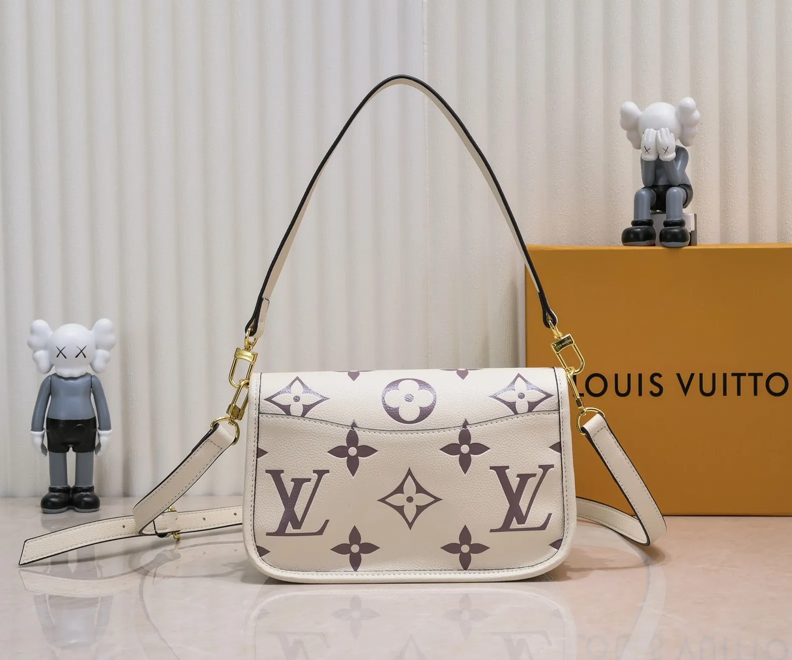 ¥340💰 Exclusive real shot-upgraded version ‼ ️M46386 black M46388 white M45985 full leather baguette series new Diane handbag Diane satchel is made of Monogram Empreinte, made of the brand's iconic embossed leather. This versatile bag comes with a removable leather shoulder strap that can be worn over the shoulder or by hand, as well as a roomy removable jacquard crossbody bag with 'Louis Vuitton' printed strap. This versatile bag can be styled in chic or sporty fashion to match the overall style or mood. Dimensions: 25.0×9.0×15.0 cm.