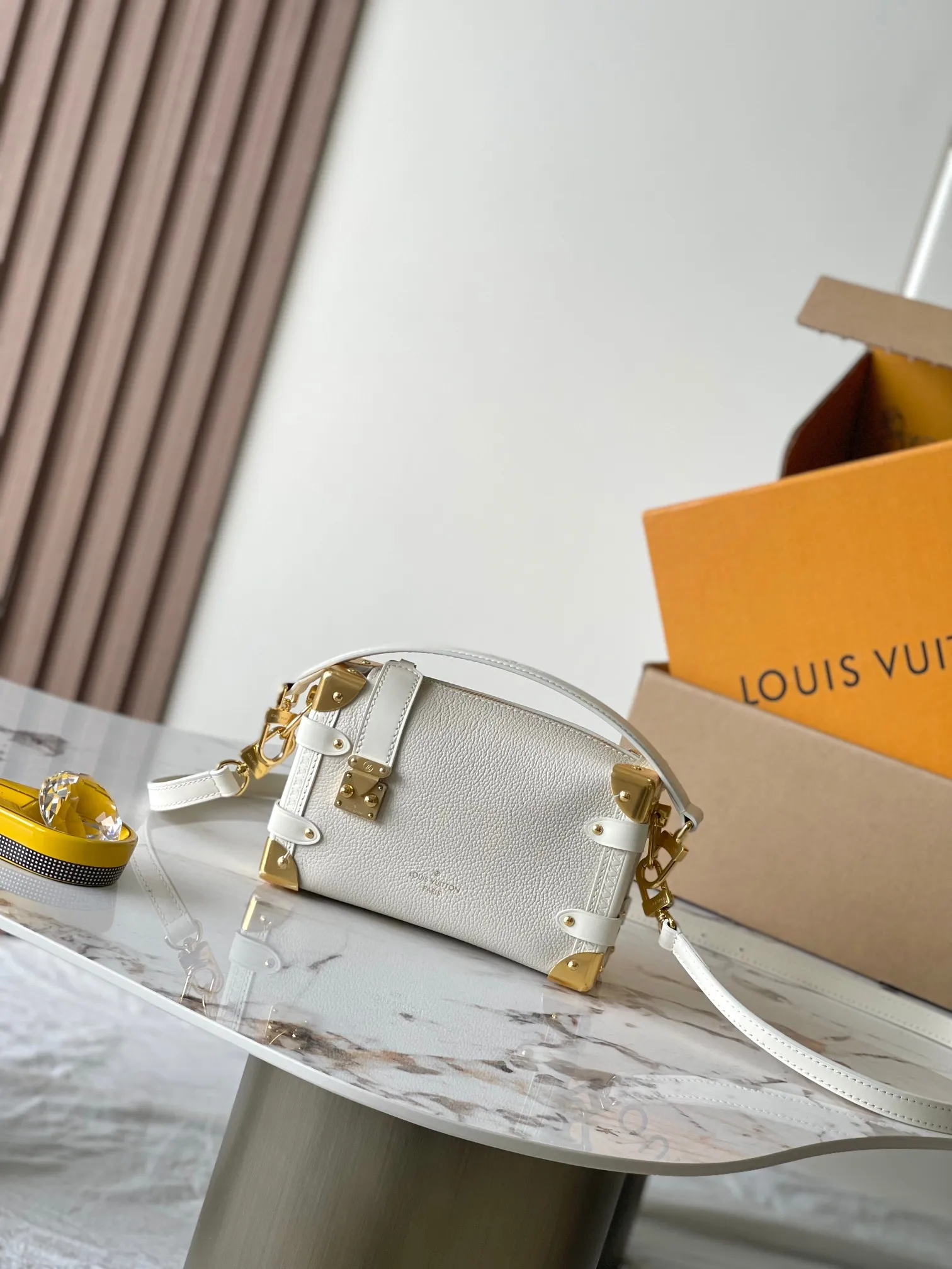 p2200 [Special grade MB163c chip version original leather] This Side Trunk small handbag Model: M23915 Material: Grade A all-steel hardware, imported original cowhide Packaging: Full set of original duty-free MB packaging Dimensions: 12.5 x 7.5 x 19 cm