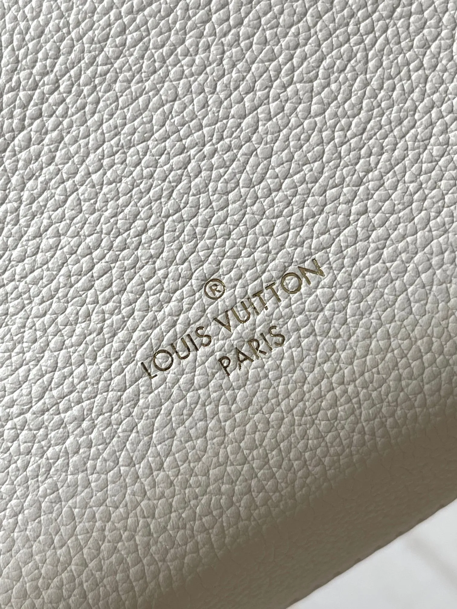 p2200 [Special grade MB163c chip version original leather] This Side Trunk small handbag Model: M23915 Material: Grade A all-steel hardware, imported original cowhide Packaging: Full set of original duty-free MB packaging Dimensions: 12.5 x 7.5 x 19 cm