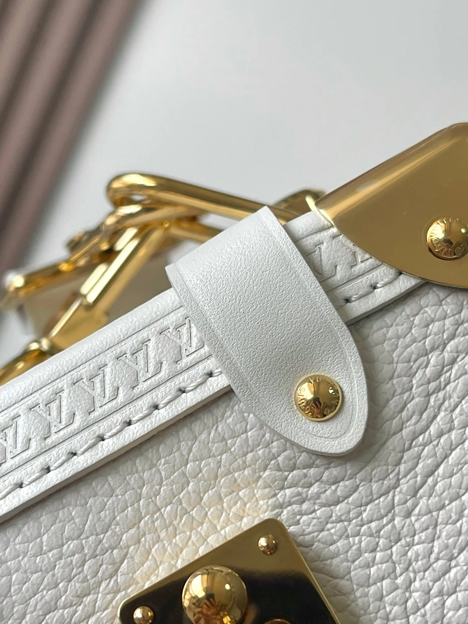 p2200 [Special grade MB163c chip version original leather] This Side Trunk small handbag Model: M23915 Material: Grade A all-steel hardware, imported original cowhide Packaging: Full set of original duty-free MB packaging Dimensions: 12.5 x 7.5 x 19 cm