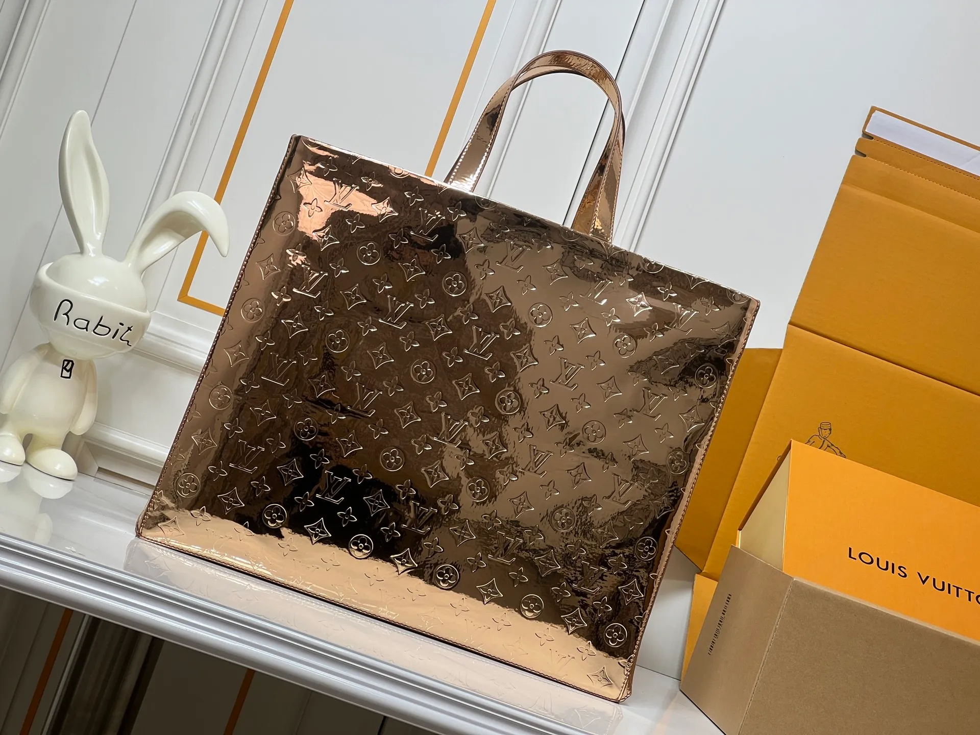 Batch 320💰M24457 Rose gold Silver Gun color Gradient pink Blue check Yellow check Gradient blue Presbyopic check Gradient purple Grass green Pink Black Orange Blue Green Gray Presbyopic check Black crocodile pattern Orange crocodile pattern This Shopper medium handbag draws inspiration from Louis Vuitton shopping bags, expressing Louis Vuitton and Maison Fondée En 1854 in soft cow leather. Lettering, top handle and removable shoulder strap. Dimensions: 42x34x16cm
