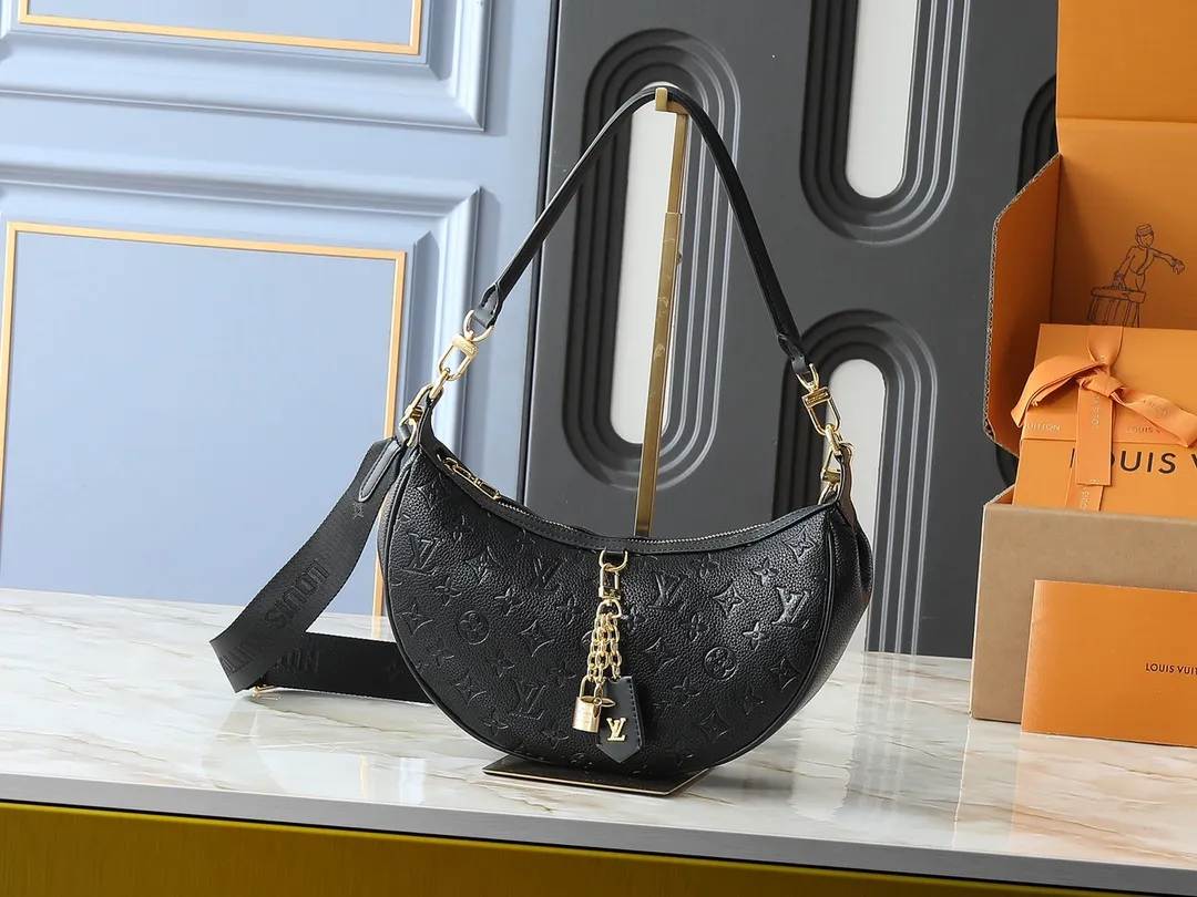 💰220💰Upgraded from the original M12939. This Looping handbag draws inspiration from the Loop handbag of the 2022 Cruise early spring series, using Monogram canvas to interpret the fashion of the 1990s. Dazzling metal hardware and detachable charms enrich the details, while the fabric shoulder strap allows for cross-body wear for day or night situations, and the smooth Toron handle allows it to be worn over the shoulder or by hand. Dimensions: 28.0 x 15.0 x 7.0 cm (length x height x width)