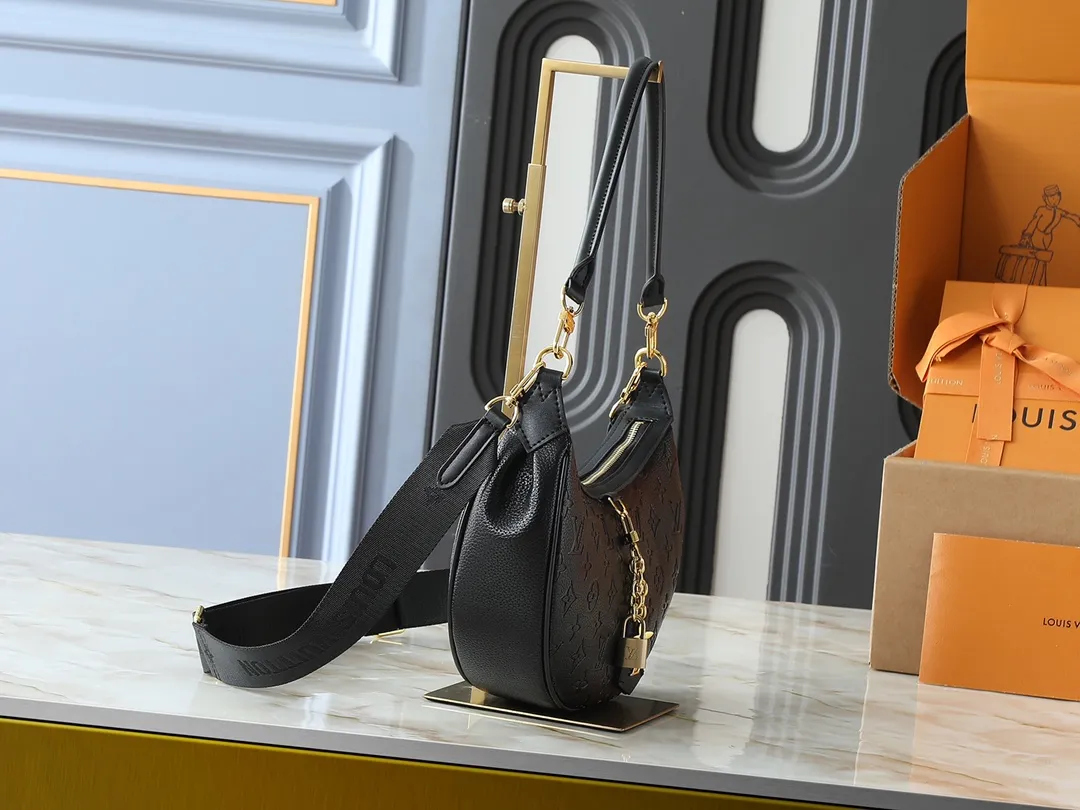💰220💰Upgraded from the original M12939. This Looping handbag draws inspiration from the Loop handbag of the 2022 Cruise early spring series, using Monogram canvas to interpret the fashion of the 1990s. Dazzling metal hardware and detachable charms enrich the details, while the fabric shoulder strap allows for cross-body wear for day or night situations, and the smooth Toron handle allows it to be worn over the shoulder or by hand. Dimensions: 28.0 x 15.0 x 7.0 cm (length x height x width)