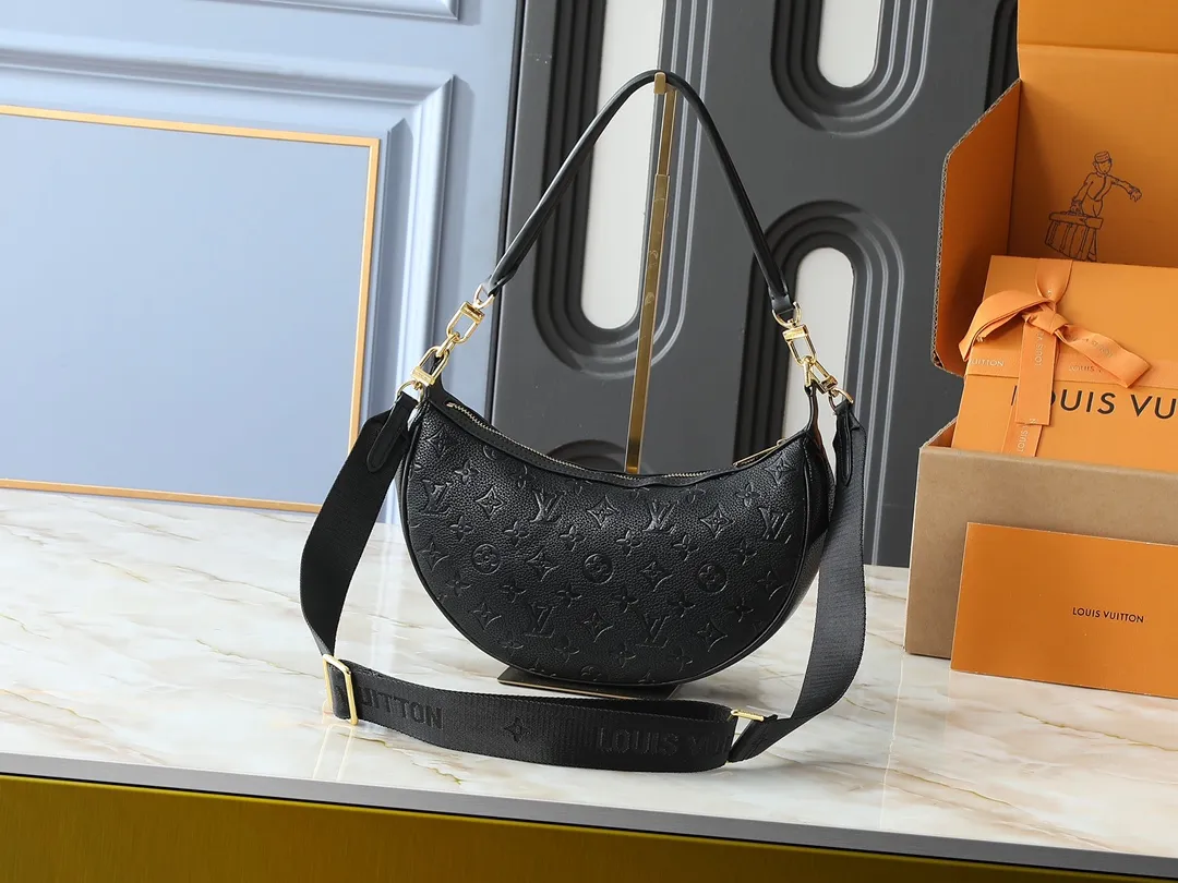💰220💰Upgraded from the original M12939. This Looping handbag draws inspiration from the Loop handbag of the 2022 Cruise early spring series, using Monogram canvas to interpret the fashion of the 1990s. Dazzling metal hardware and detachable charms enrich the details, while the fabric shoulder strap allows for cross-body wear for day or night situations, and the smooth Toron handle allows it to be worn over the shoulder or by hand. Dimensions: 28.0 x 15.0 x 7.0 cm (length x height x width)