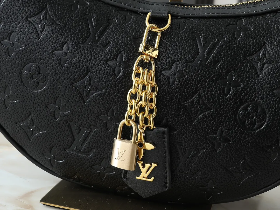 💰220💰Upgraded from the original M12939. This Looping handbag draws inspiration from the Loop handbag of the 2022 Cruise early spring series, using Monogram canvas to interpret the fashion of the 1990s. Dazzling metal hardware and detachable charms enrich the details, while the fabric shoulder strap allows for cross-body wear for day or night situations, and the smooth Toron handle allows it to be worn over the shoulder or by hand. Dimensions: 28.0 x 15.0 x 7.0 cm (length x height x width)