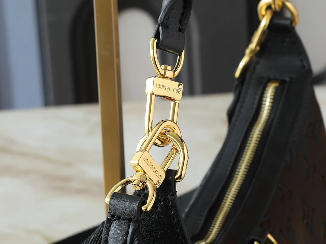 💰220💰Upgraded from the original M12939. This Looping handbag draws inspiration from the Loop handbag of the 2022 Cruise early spring series, using Monogram canvas to interpret the fashion of the 1990s. Dazzling metal hardware and detachable charms enrich the details, while the fabric shoulder strap allows for cross-body wear for day or night situations, and the smooth Toron handle allows it to be worn over the shoulder or by hand. Dimensions: 28.0 x 15.0 x 7.0 cm (length x height x width)