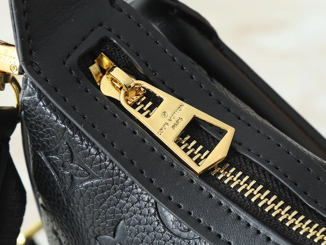 💰220💰Upgraded from the original M12939. This Looping handbag draws inspiration from the Loop handbag of the 2022 Cruise early spring series, using Monogram canvas to interpret the fashion of the 1990s. Dazzling metal hardware and detachable charms enrich the details, while the fabric shoulder strap allows for cross-body wear for day or night situations, and the smooth Toron handle allows it to be worn over the shoulder or by hand. Dimensions: 28.0 x 15.0 x 7.0 cm (length x height x width)