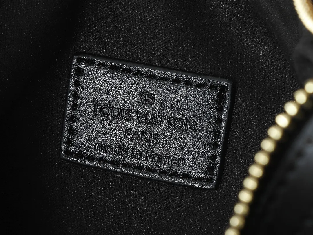 💰220💰Upgraded from the original M12939. This Looping handbag draws inspiration from the Loop handbag of the 2022 Cruise early spring series, using Monogram canvas to interpret the fashion of the 1990s. Dazzling metal hardware and detachable charms enrich the details, while the fabric shoulder strap allows for cross-body wear for day or night situations, and the smooth Toron handle allows it to be worn over the shoulder or by hand. Dimensions: 28.0 x 15.0 x 7.0 cm (length x height x width)