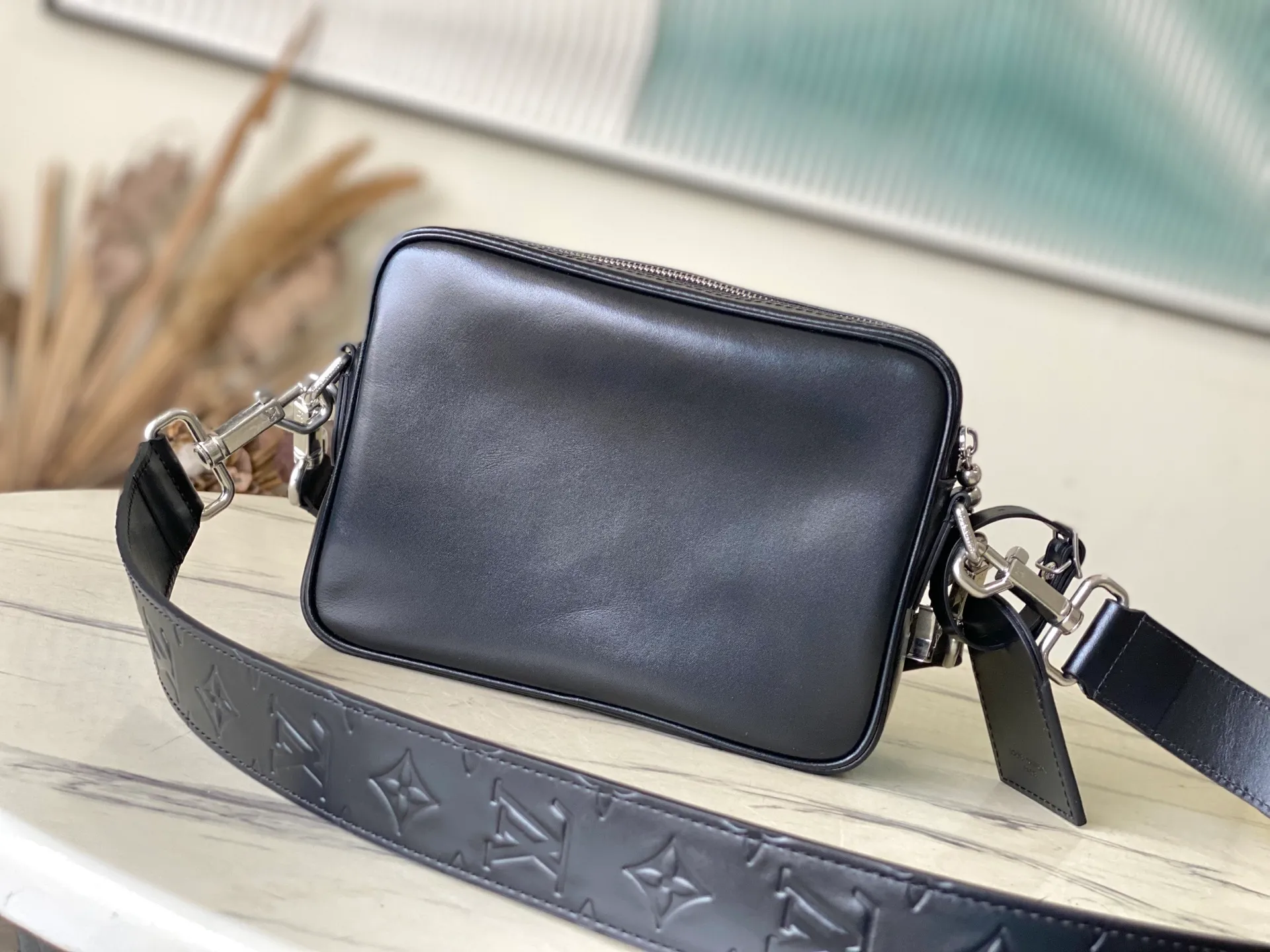 💰1520 (top-grain leather) top original order M13987 This NI handbag shines with the elegant luster of cow leather, and the Paris patch is fixed on the front with beaded rivets. The side lock buckle highlights the urban style, and the zipper puller of the main compartment is decorated with LV letters. Dimensions: 25 × 17.5 × 11cm