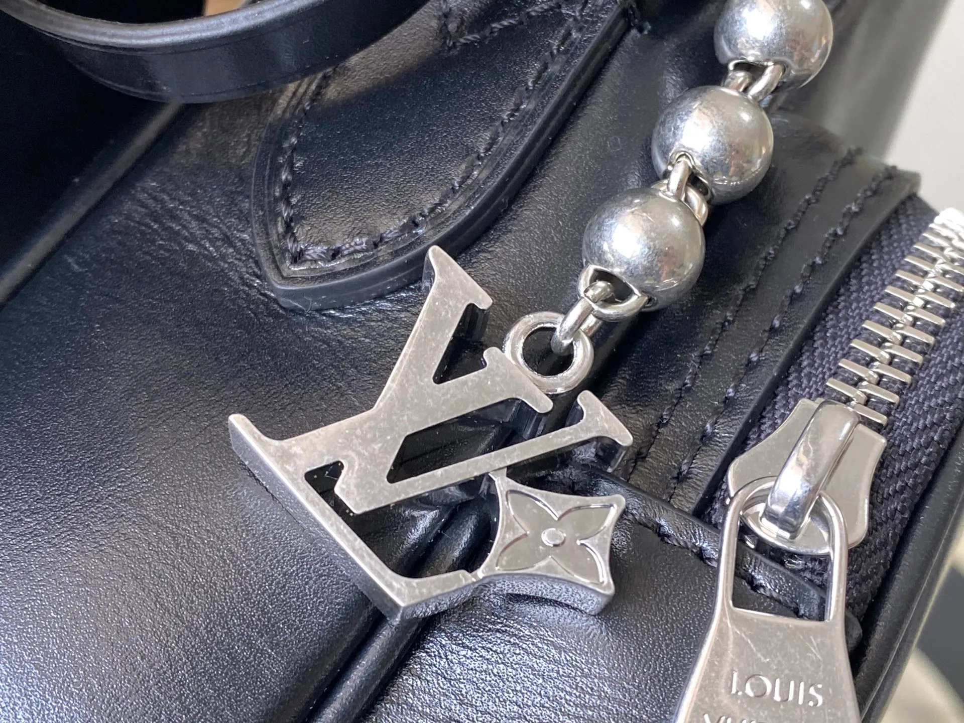💰1520 (top-grain leather) top original order M13987 This NI handbag shines with the elegant luster of cow leather, and the Paris patch is fixed on the front with beaded rivets. The side lock buckle highlights the urban style, and the zipper puller of the main compartment is decorated with LV letters. Dimensions: 25 × 17.5 × 11cm