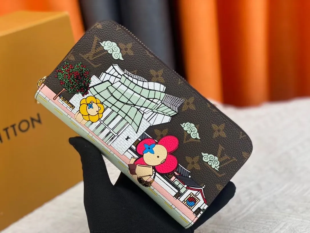 P150💰 M80857M60017 Japan limited wallet "Gibby Wallet", printed with Louis Vuitton's cute mascot "Vivian" illustration on single gram canvas. Brightly colored kites and cute mascots are combined, embellished with tiny single flowers. This is a collectible item that is perfect as a gift for those who love singles. Size: 19x 12.5x 3.0cm, 🎁🎁