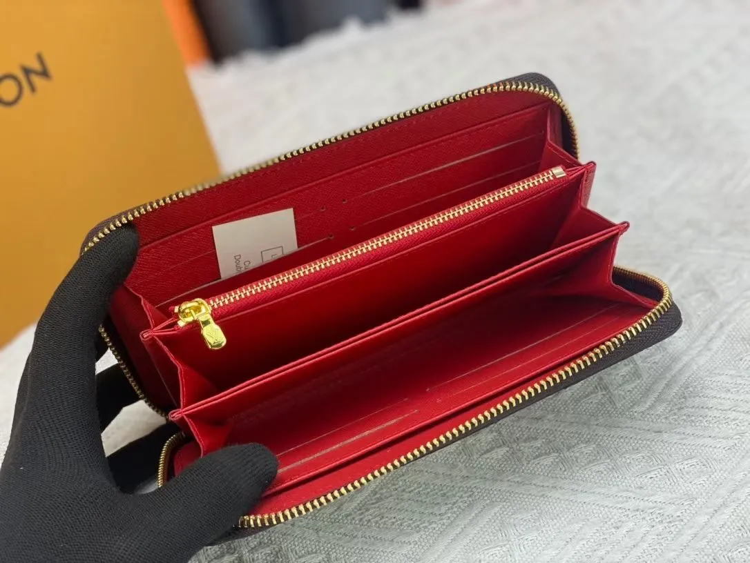 P150💰 M80857M60017 Japan limited wallet "Gibby Wallet", printed with Louis Vuitton's cute mascot "Vivian" illustration on single gram canvas. Brightly colored kites and cute mascots are combined, embellished with tiny single flowers. This is a collectible item that is perfect as a gift for those who love singles. Size: 19x 12.5x 3.0cm, 🎁🎁