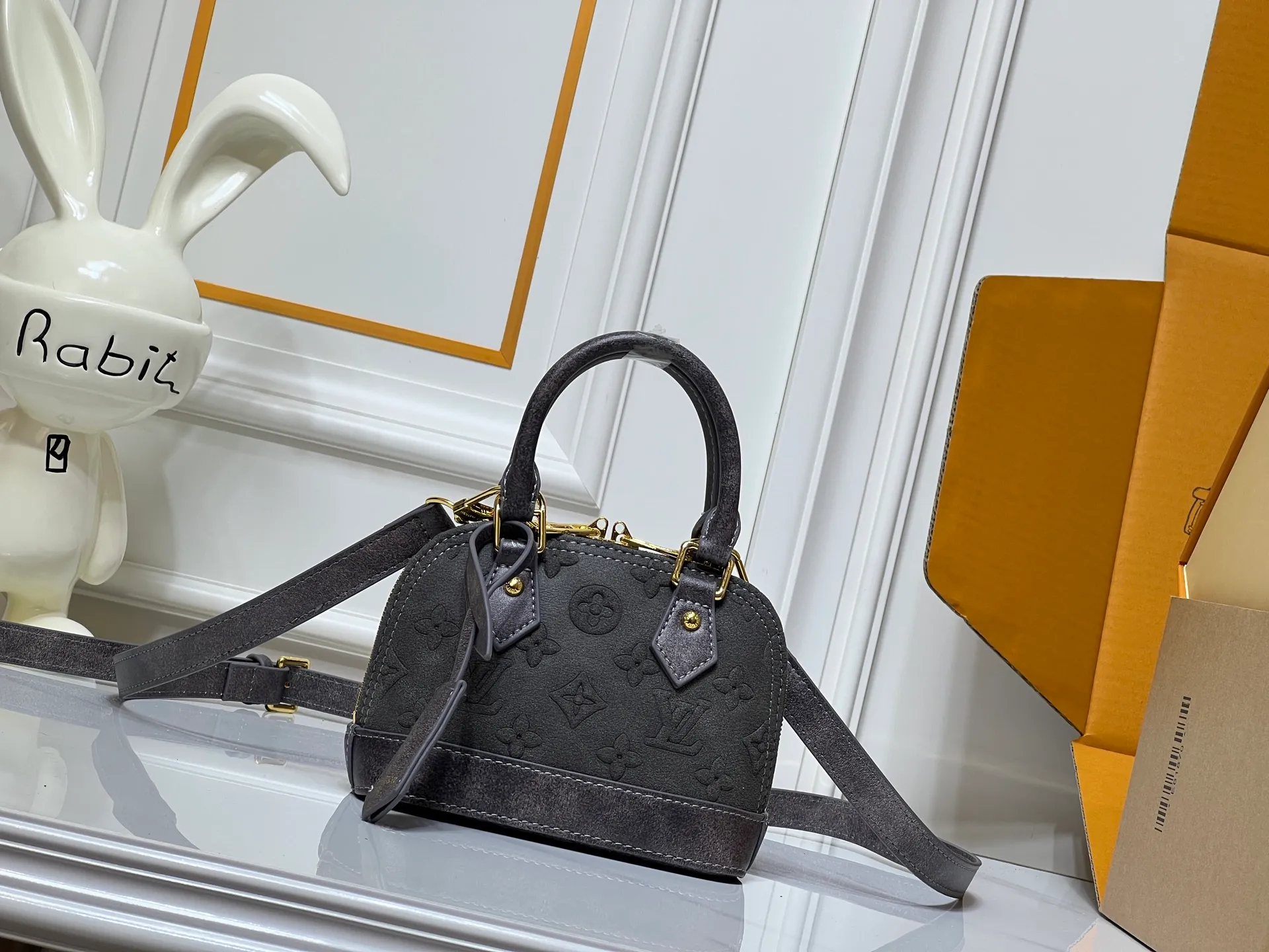 Batch 280💰Black embossed Caramel embossed Gray embossed M53152 M90611 M82717 Louis Vuitton's iconic handbag, one with the crispest design structure. Its prototype is a piece designed by Gaston Vuitton and named after the Alma Bridge, which connects two adjacent fashionable districts in Paris. Signature Monogram canvas gives it a classic feel. Size: 18X12X8cm (length x height x width)
