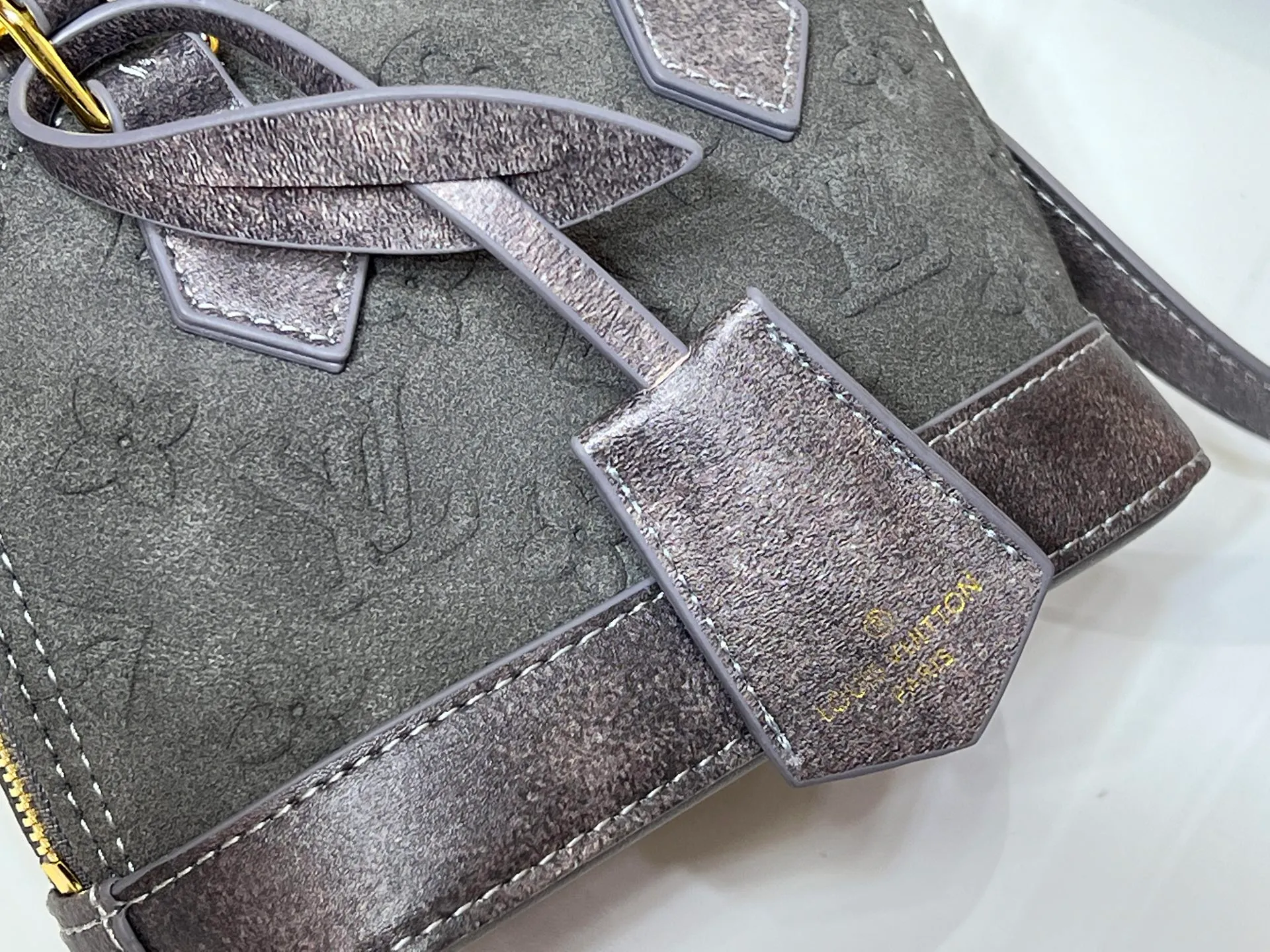 Batch 280💰Black embossed Caramel embossed Gray embossed M53152 M90611 M82717 Louis Vuitton's iconic handbag, one with the crispest design structure. Its prototype is a piece designed by Gaston Vuitton and named after the Alma Bridge, which connects two adjacent fashionable districts in Paris. Signature Monogram canvas gives it a classic feel. Size: 18X12X8cm (length x height x width)