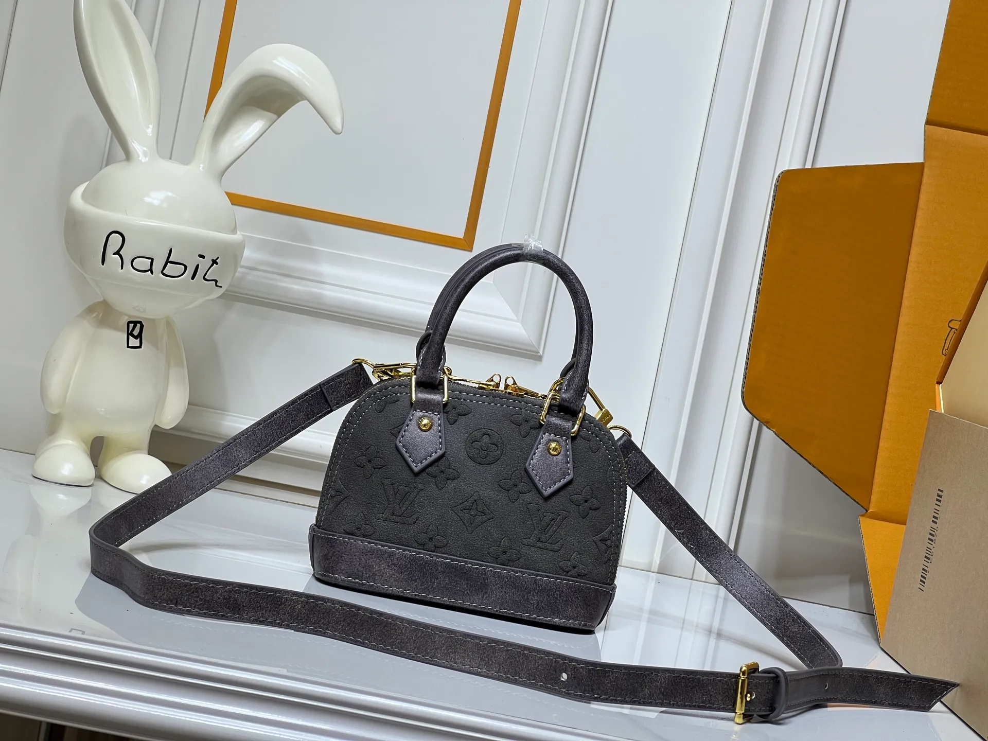 Batch 280💰Black embossed Caramel embossed Gray embossed M53152 M90611 M82717 Louis Vuitton's iconic handbag, one with the crispest design structure. Its prototype is a piece designed by Gaston Vuitton and named after the Alma Bridge, which connects two adjacent fashionable districts in Paris. Signature Monogram canvas gives it a classic feel. Size: 18X12X8cm (length x height x width)