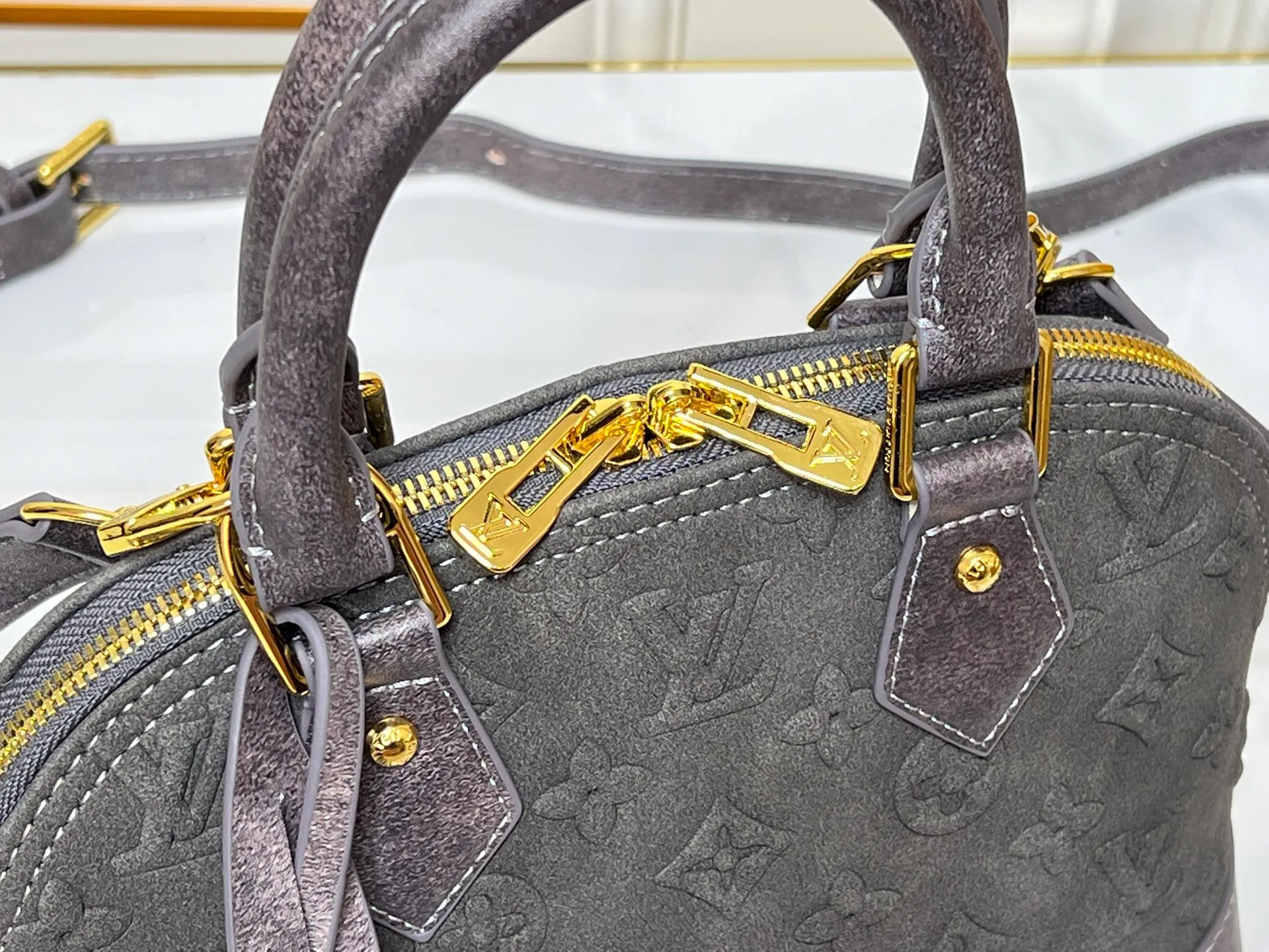 Batch 280💰Black embossed Caramel embossed Gray embossed M53152 M90611 M82717 Louis Vuitton's iconic handbag, one with the crispest design structure. Its prototype is a piece designed by Gaston Vuitton and named after the Alma Bridge, which connects two adjacent fashionable districts in Paris. Signature Monogram canvas gives it a classic feel. Size: 18X12X8cm (length x height x width)