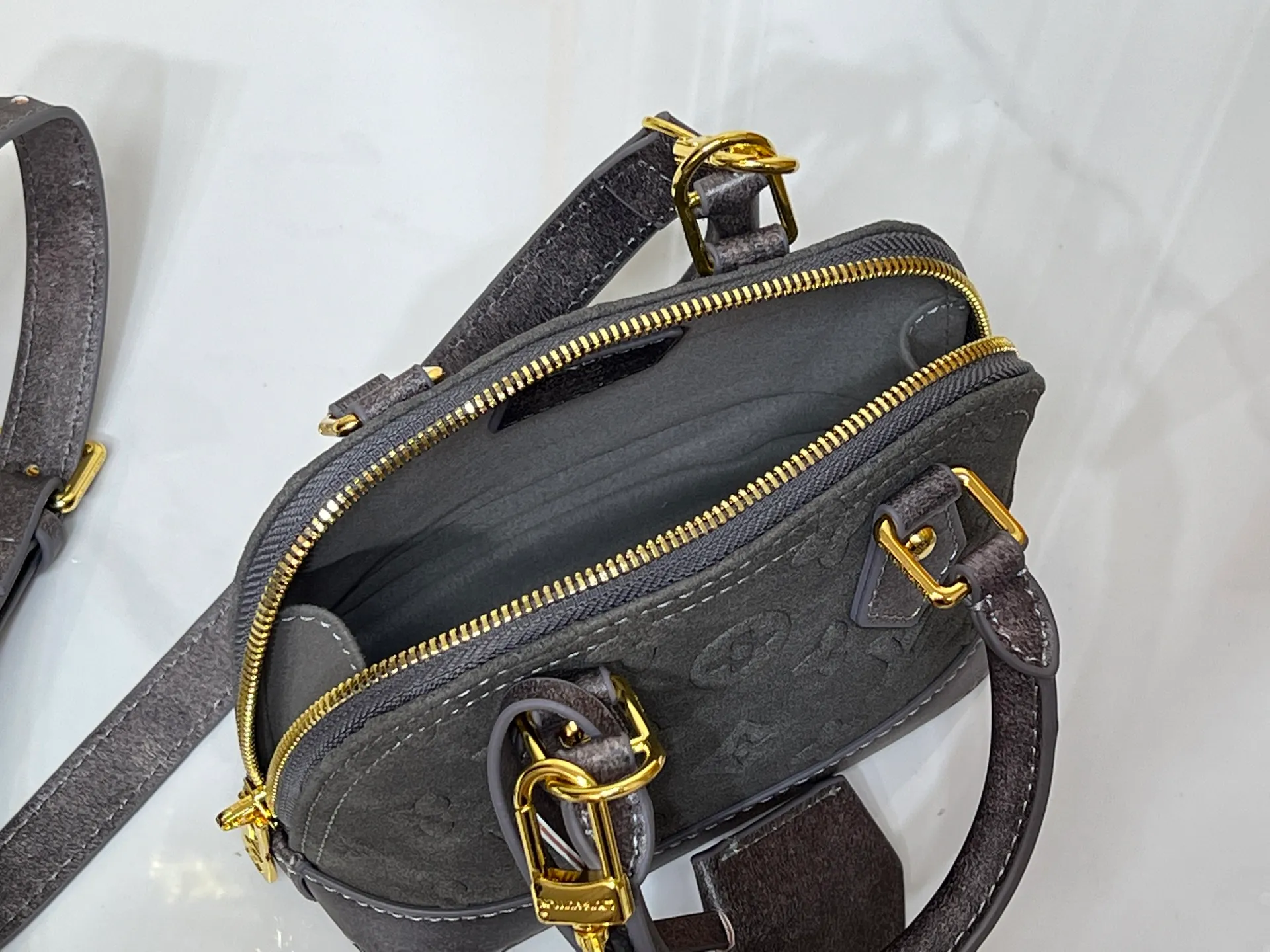 Batch 280💰Black embossed Caramel embossed Gray embossed M53152 M90611 M82717 Louis Vuitton's iconic handbag, one with the crispest design structure. Its prototype is a piece designed by Gaston Vuitton and named after the Alma Bridge, which connects two adjacent fashionable districts in Paris. Signature Monogram canvas gives it a classic feel. Size: 18X12X8cm (length x height x width)