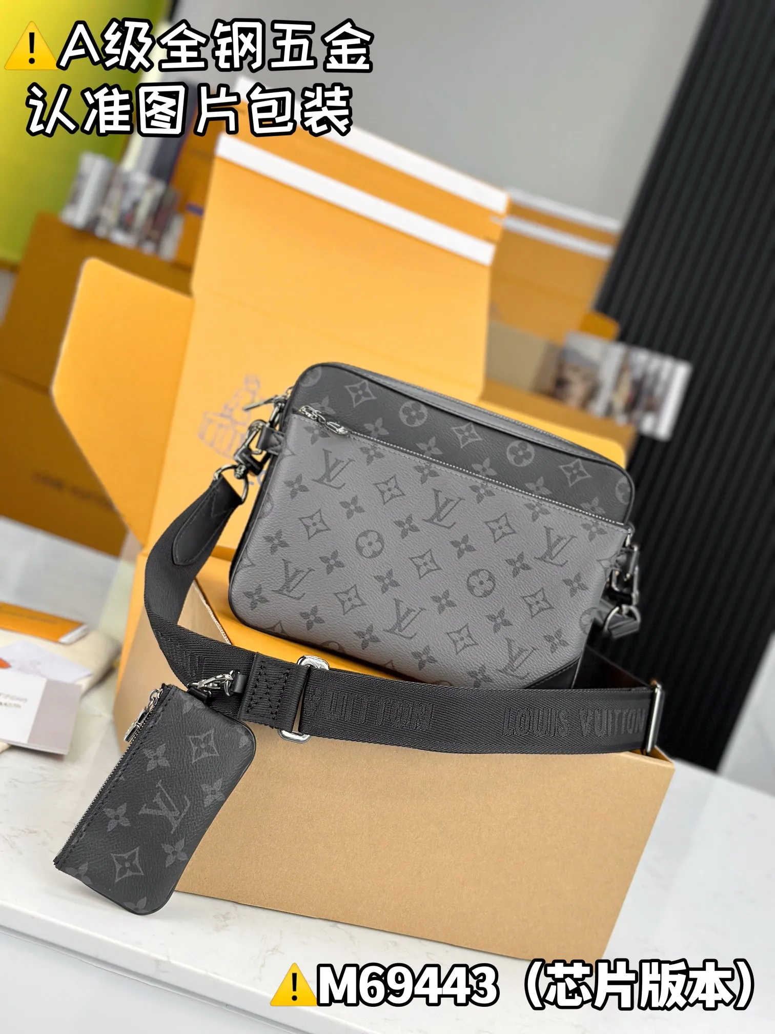 💰1800 [Genuine Grade] [Super Grade MB High Elastic Fabric] TRIO Messenger Bag Model: M69443 Material: A+ grade all-steel hardware, imported high elastic fabric Packaging: Full set of special grade duty-free MB packaging Size: 25x18.5x7cm