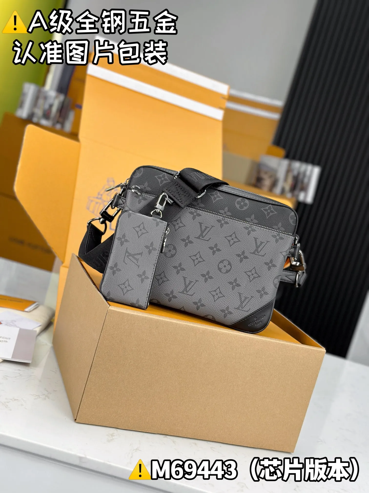 💰1800 [Genuine Grade] [Super Grade MB High Elastic Fabric] TRIO Messenger Bag Model: M69443 Material: A+ grade all-steel hardware, imported high elastic fabric Packaging: Full set of special grade duty-free MB packaging Size: 25x18.5x7cm