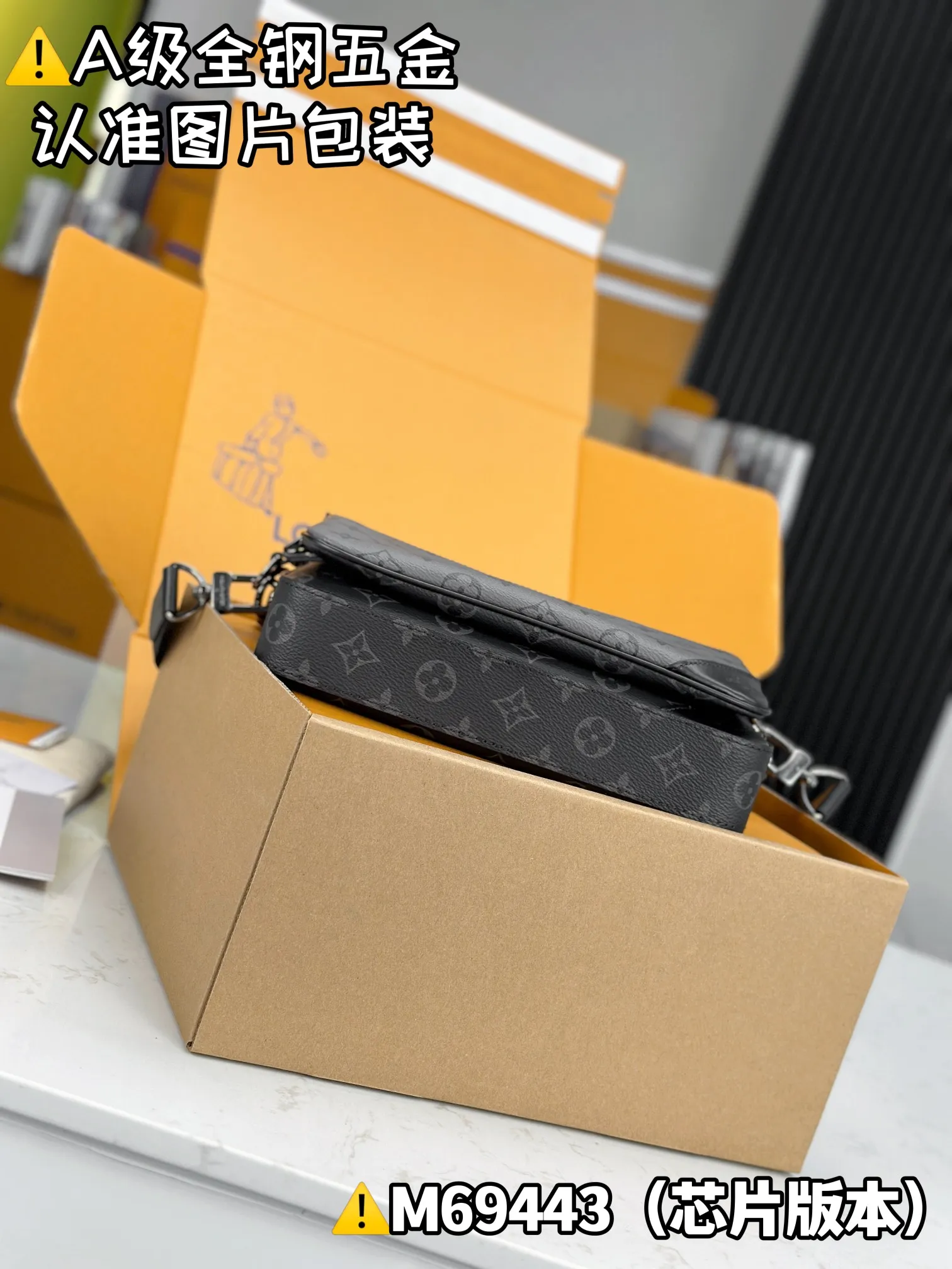 💰1800 [Genuine Grade] [Super Grade MB High Elastic Fabric] TRIO Messenger Bag Model: M69443 Material: A+ grade all-steel hardware, imported high elastic fabric Packaging: Full set of special grade duty-free MB packaging Size: 25x18.5x7cm