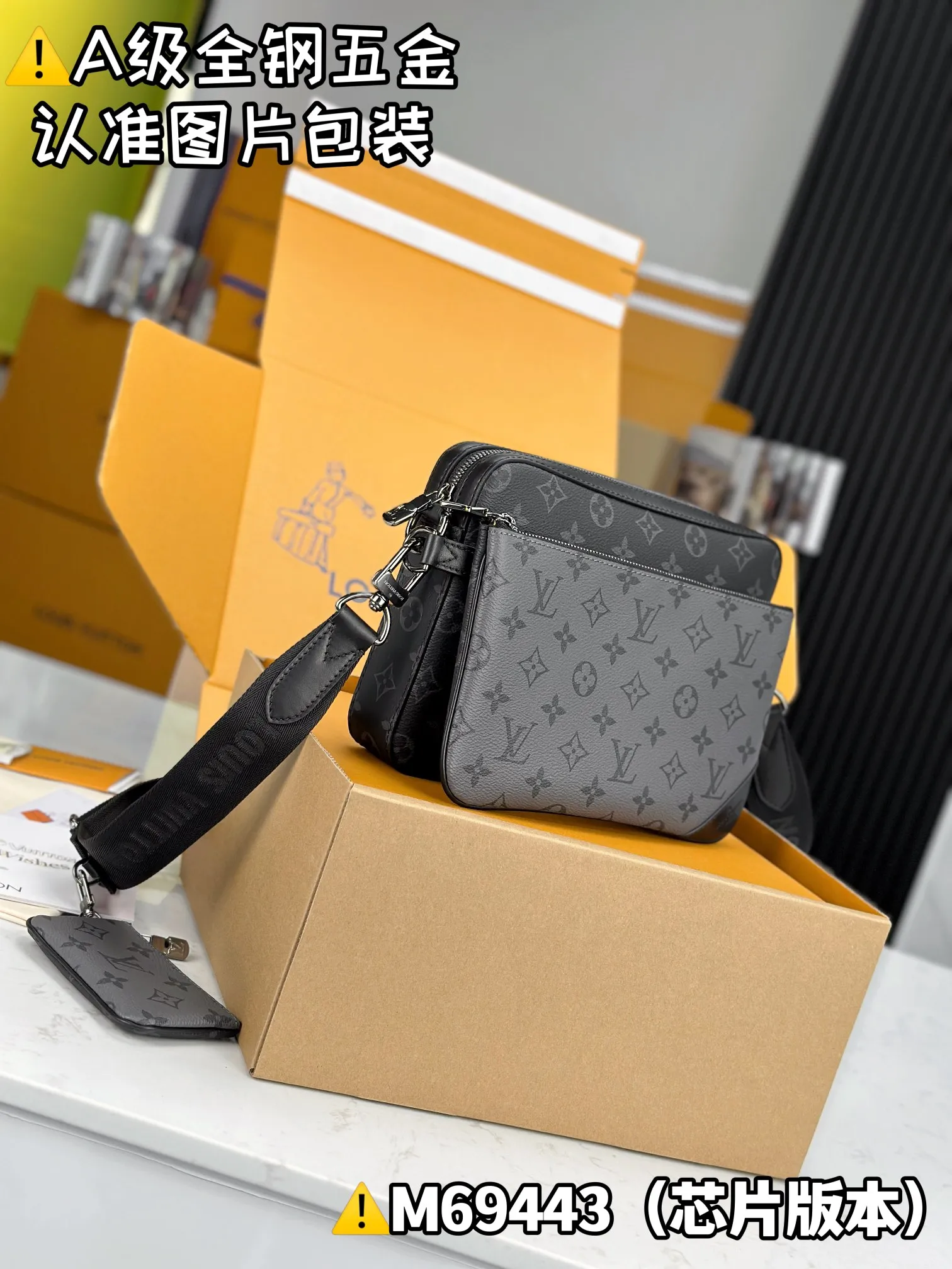 💰1800 [Genuine Grade] [Super Grade MB High Elastic Fabric] TRIO Messenger Bag Model: M69443 Material: A+ grade all-steel hardware, imported high elastic fabric Packaging: Full set of special grade duty-free MB packaging Size: 25x18.5x7cm