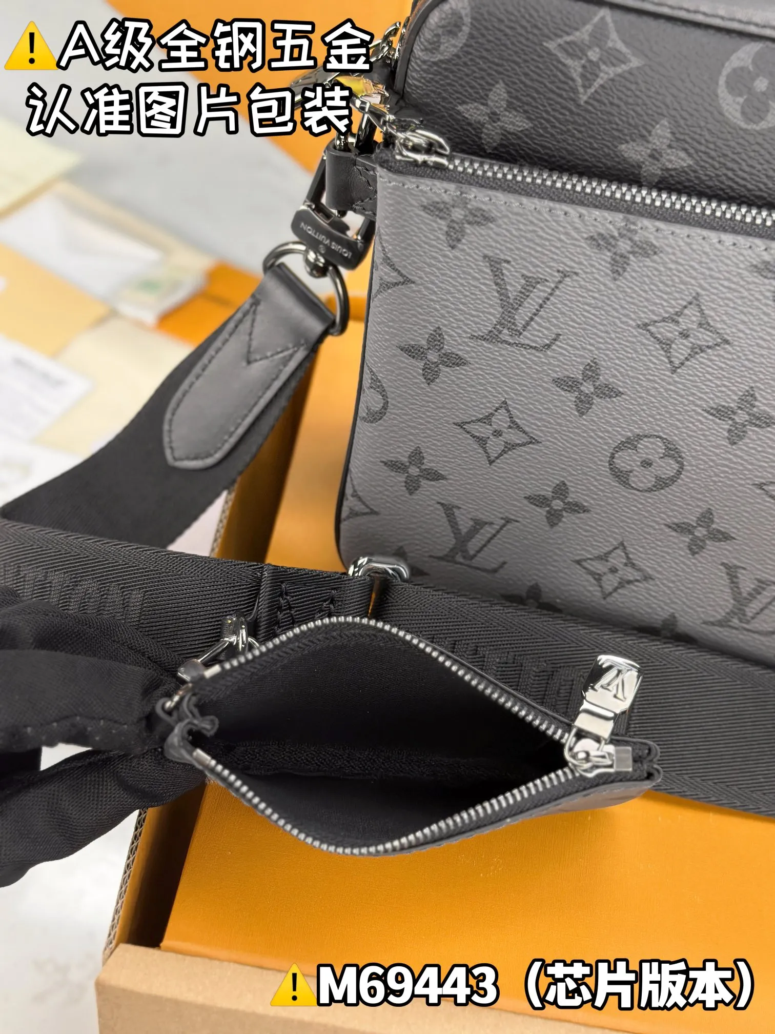💰1800 [Genuine Grade] [Super Grade MB High Elastic Fabric] TRIO Messenger Bag Model: M69443 Material: A+ grade all-steel hardware, imported high elastic fabric Packaging: Full set of special grade duty-free MB packaging Size: 25x18.5x7cm