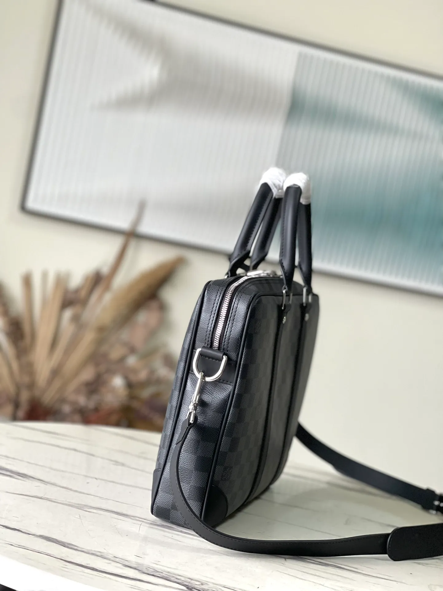 💰1000 Top Original N40445 This Voyage small briefcase is made of Monogram Eclipse canvas to create a simple silhouette, with top leather handles, side straps and reinforced corners. The detachable and adjustable shoulder strap allows for a variety of carrying options. size：36.5x27.5x6cm