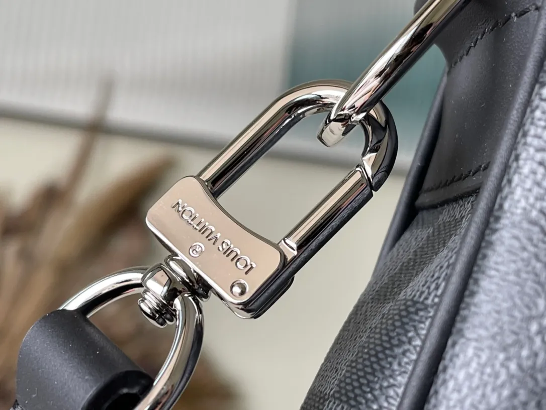 💰1000 Top Original N40445 This Voyage small briefcase is made of Monogram Eclipse canvas to create a simple silhouette, with top leather handles, side straps and reinforced corners. The detachable and adjustable shoulder strap allows for a variety of carrying options. size：36.5x27.5x6cm