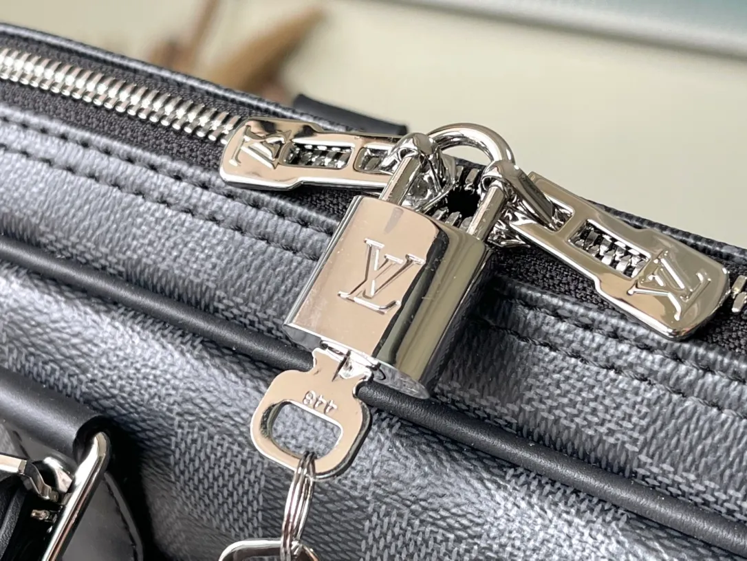 💰1000 Top Original N40445 This Voyage small briefcase is made of Monogram Eclipse canvas to create a simple silhouette, with top leather handles, side straps and reinforced corners. The detachable and adjustable shoulder strap allows for a variety of carrying options. size：36.5x27.5x6cm