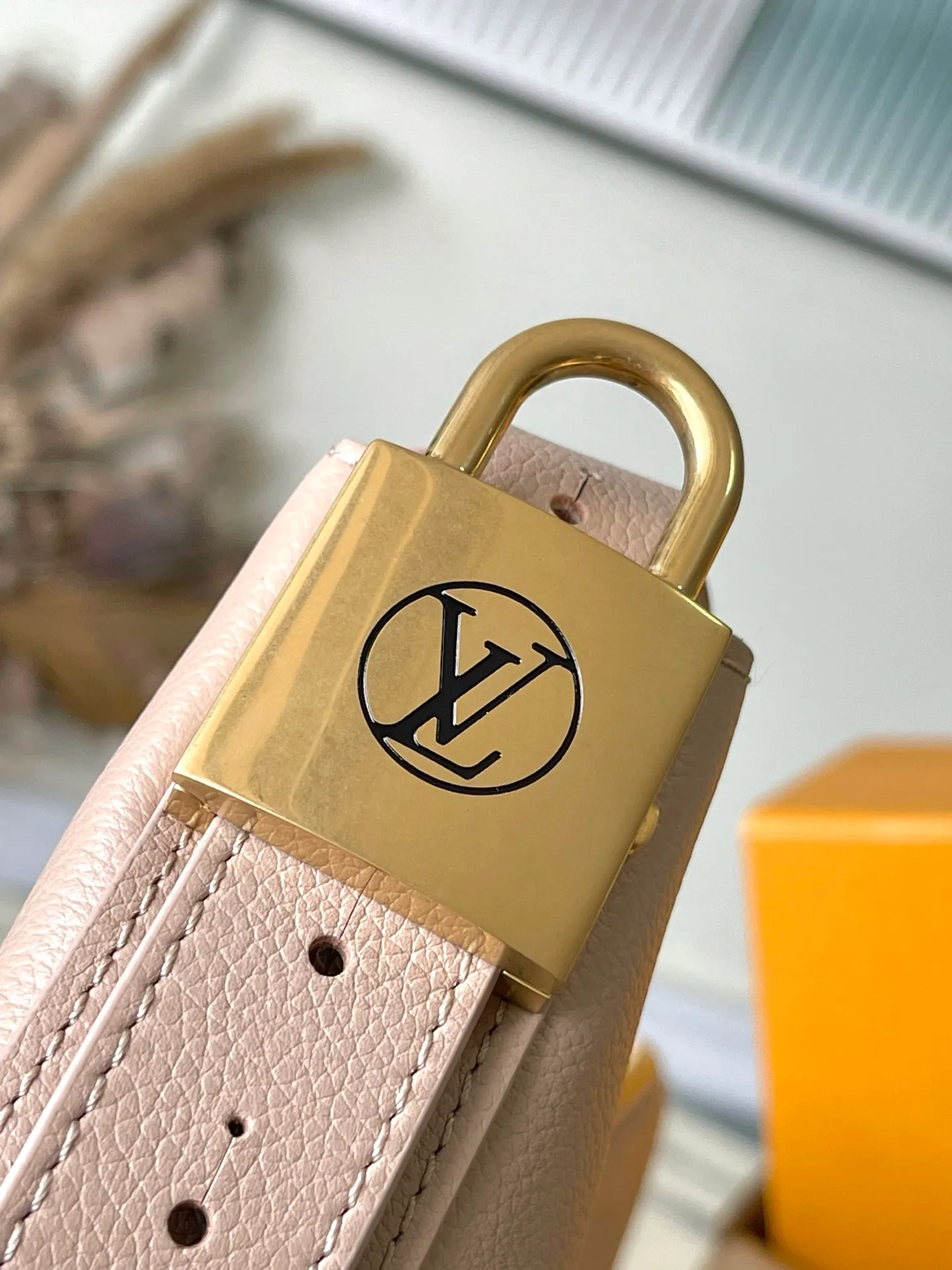 💰1180 (top layer leather) top original order M14635 launches the LowKey Cookie medium handbag, highlighting the brand heritage and exquisite craftsmanship with its elegant design. The soft cow leather will show its unique color over time, and the aged metal padlock and detachable Monogram storage bag are rich details, allowing you to switch to multiple carrying methods at will. Dimensions: 32 × 26 × 5 cm