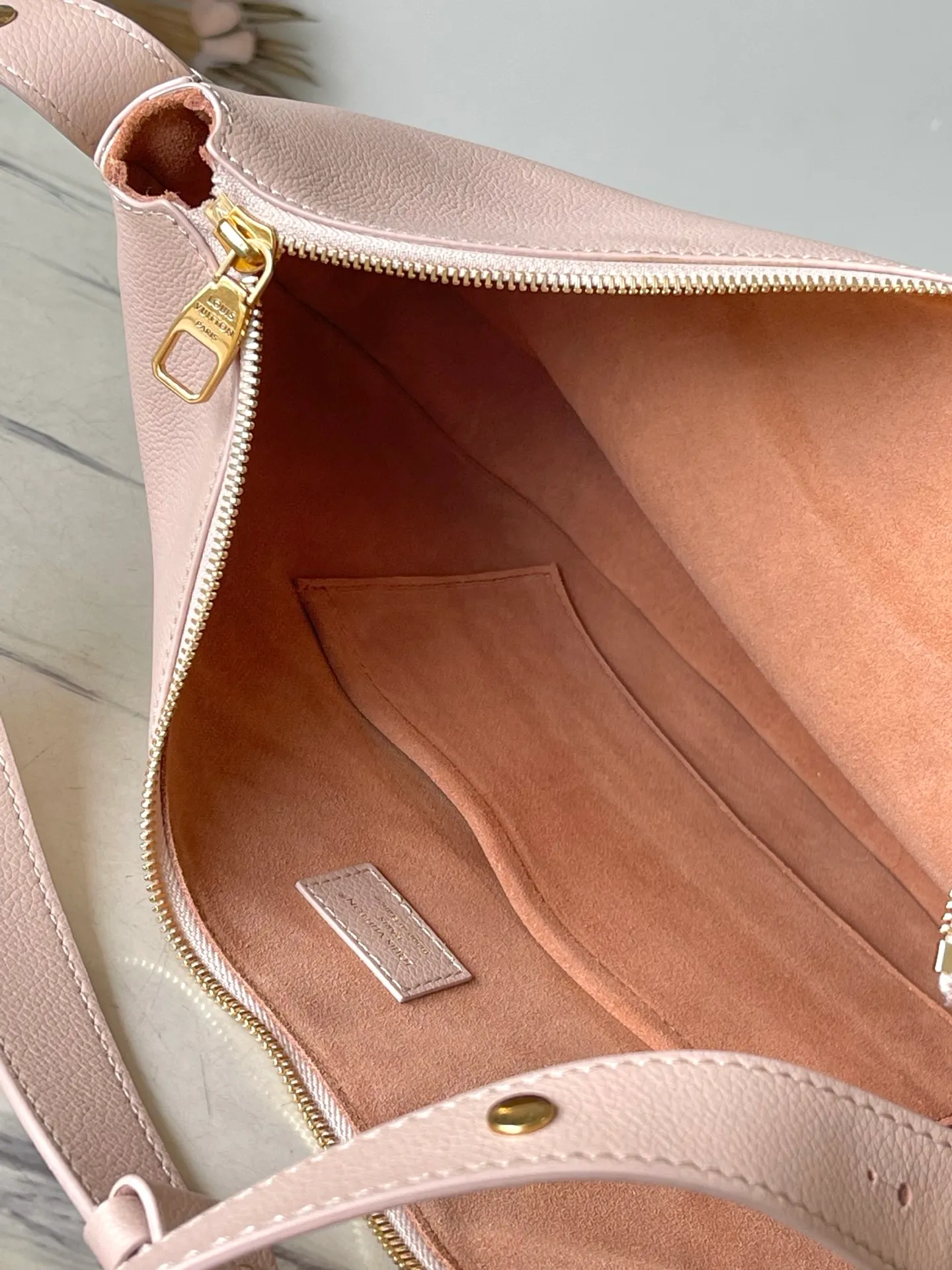 💰1180 (top layer leather) top original order M14635 launches the LowKey Cookie medium handbag, highlighting the brand heritage and exquisite craftsmanship with its elegant design. The soft cow leather will show its unique color over time, and the aged metal padlock and detachable Monogram storage bag are rich details, allowing you to switch to multiple carrying methods at will. Dimensions: 32 × 26 × 5 cm