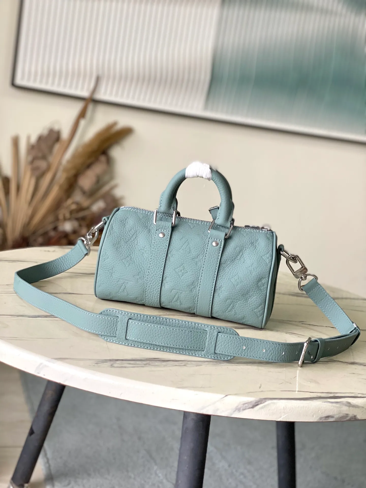 💰960 (top-grain leather) Top-quality original order M13866 This Keepall Bandouliere 25 handbag is made of Taurillon cow leather with embossed Monogram pattern. The sophisticated color matching and distressed metal parts complement each other. The detachable and adjustable shoulder strap is embossed with the Louis Vuitton logo, providing a comfortable shoulder carry experience. A cotton lining completes the look. Dimensions: 25 × 15 × 11 cm