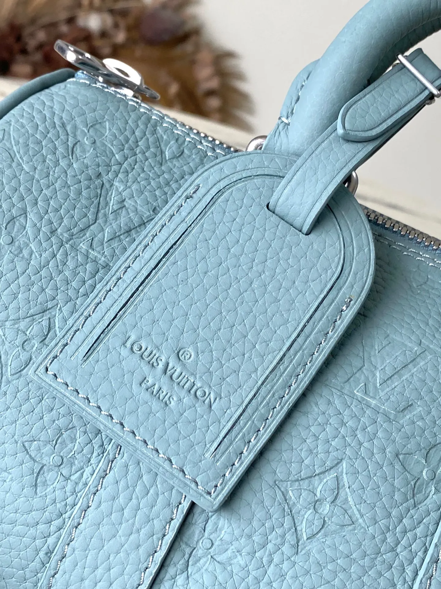 💰960 (top-grain leather) Top-quality original order M13866 This Keepall Bandouliere 25 handbag is made of Taurillon cow leather with embossed Monogram pattern. The sophisticated color matching and distressed metal parts complement each other. The detachable and adjustable shoulder strap is embossed with the Louis Vuitton logo, providing a comfortable shoulder carry experience. A cotton lining completes the look. Dimensions: 25 × 15 × 11 cm