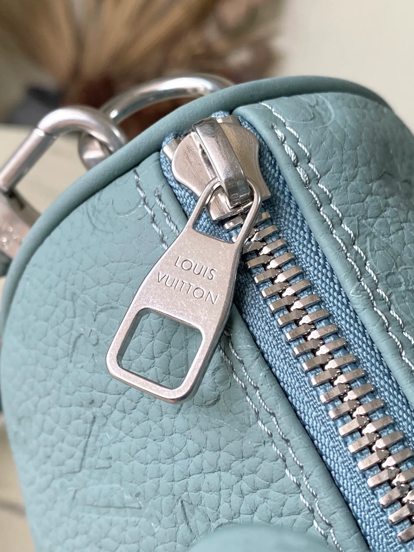 💰960 (top-grain leather) Top-quality original order M13866 This Keepall Bandouliere 25 handbag is made of Taurillon cow leather with embossed Monogram pattern. The sophisticated color matching and distressed metal parts complement each other. The detachable and adjustable shoulder strap is embossed with the Louis Vuitton logo, providing a comfortable shoulder carry experience. A cotton lining completes the look. Dimensions: 25 × 15 × 11 cm