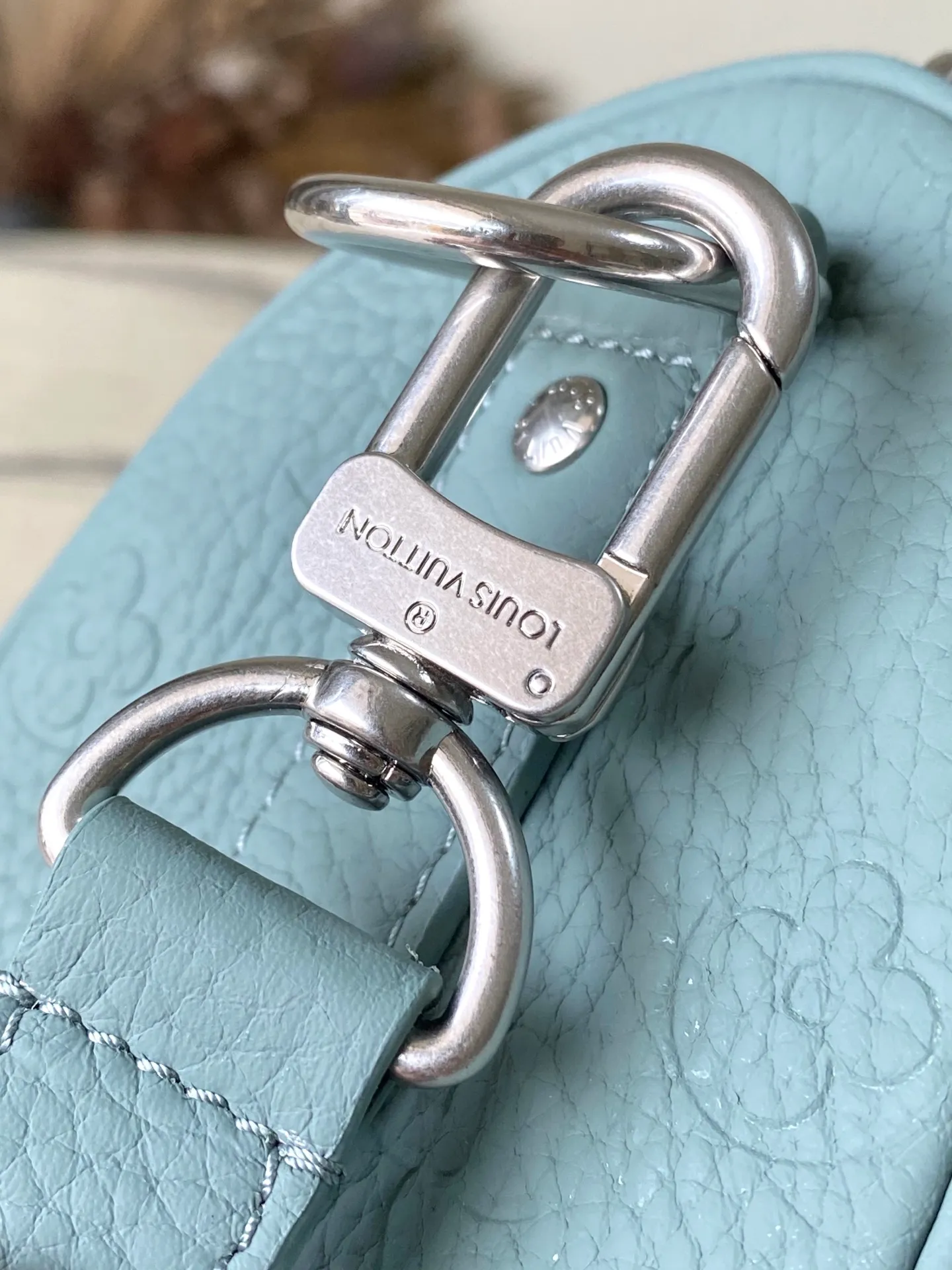 💰960 (top-grain leather) Top-quality original order M13866 This Keepall Bandouliere 25 handbag is made of Taurillon cow leather with embossed Monogram pattern. The sophisticated color matching and distressed metal parts complement each other. The detachable and adjustable shoulder strap is embossed with the Louis Vuitton logo, providing a comfortable shoulder carry experience. A cotton lining completes the look. Dimensions: 25 × 15 × 11 cm