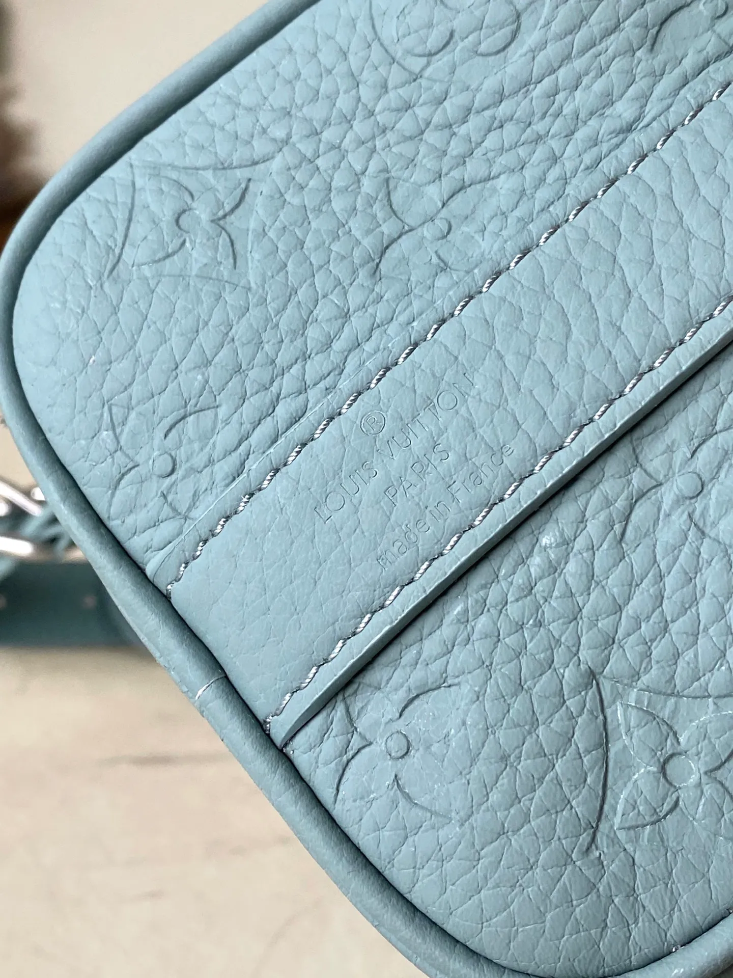 💰960 (top-grain leather) Top-quality original order M13866 This Keepall Bandouliere 25 handbag is made of Taurillon cow leather with embossed Monogram pattern. The sophisticated color matching and distressed metal parts complement each other. The detachable and adjustable shoulder strap is embossed with the Louis Vuitton logo, providing a comfortable shoulder carry experience. A cotton lining completes the look. Dimensions: 25 × 15 × 11 cm