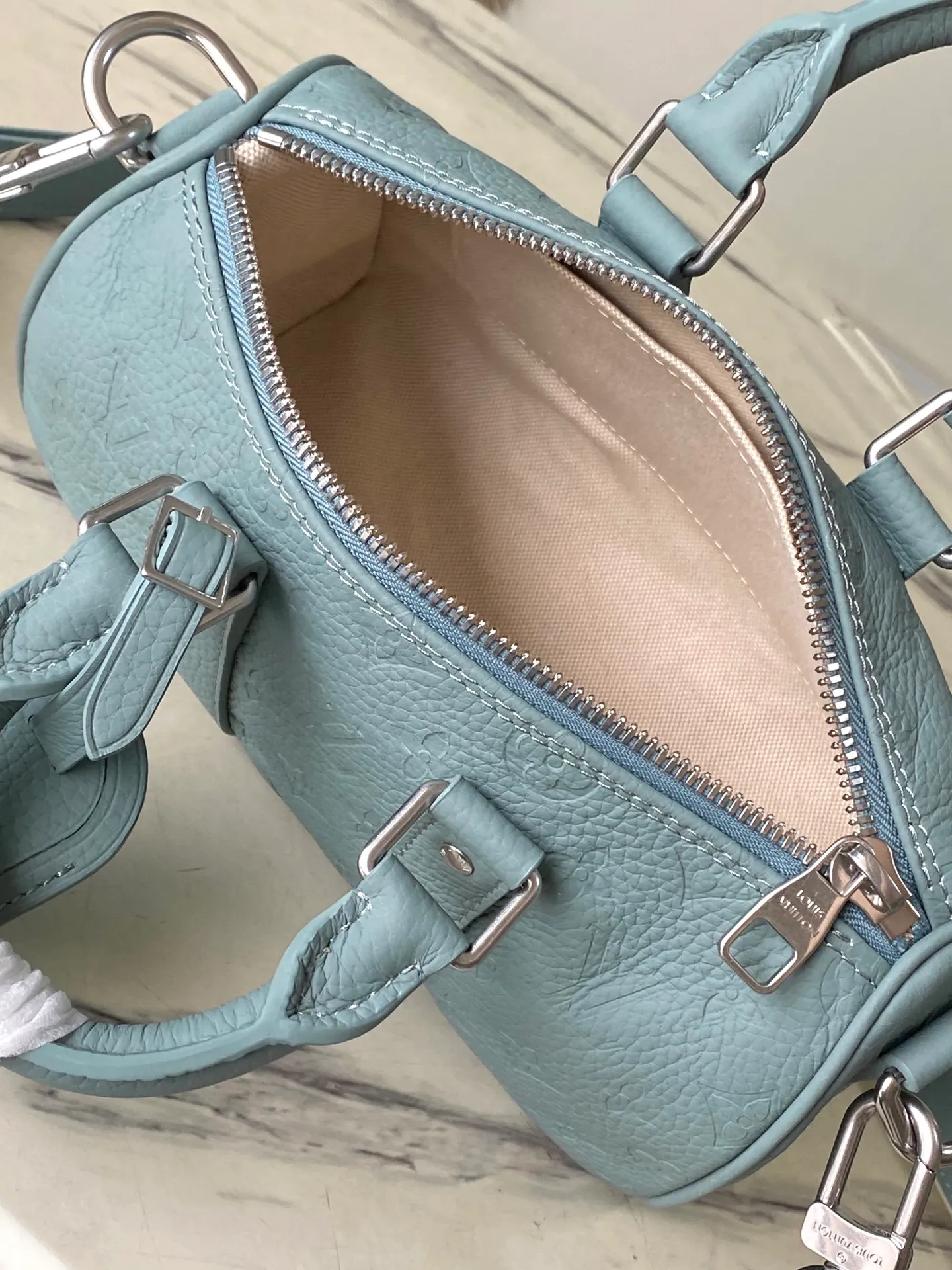 💰960 (top-grain leather) Top-quality original order M13866 This Keepall Bandouliere 25 handbag is made of Taurillon cow leather with embossed Monogram pattern. The sophisticated color matching and distressed metal parts complement each other. The detachable and adjustable shoulder strap is embossed with the Louis Vuitton logo, providing a comfortable shoulder carry experience. A cotton lining completes the look. Dimensions: 25 × 15 × 11 cm