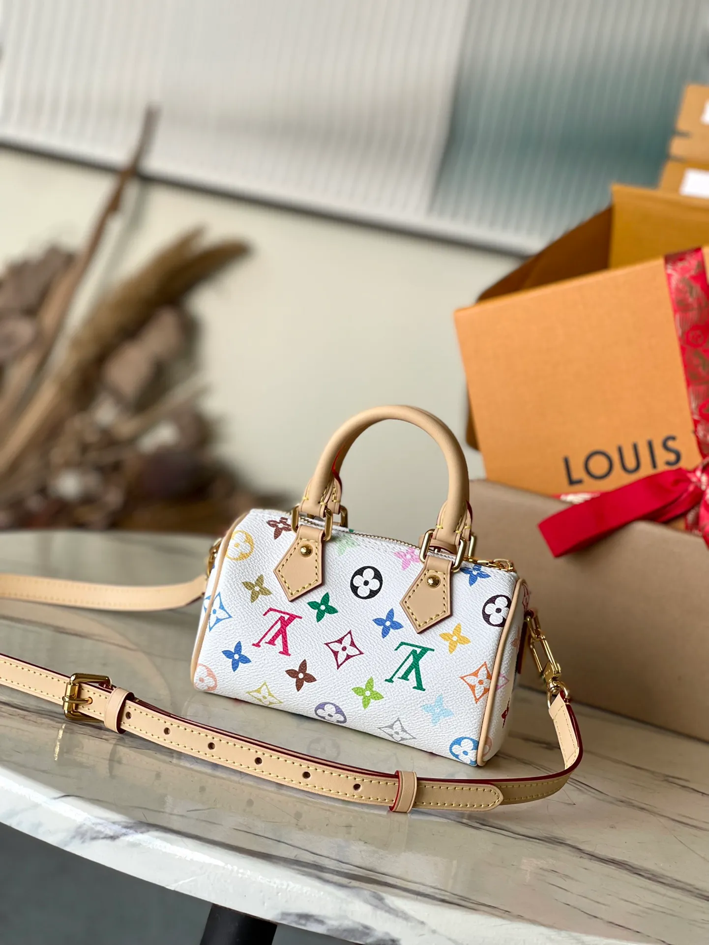 💰860 Top original order M13391 This Nano Speedy handbag is made of Monogram coated canvas and cow leather trim to create an exquisite configuration, using bright colors to interpret the smart style of the Louis Vuitton × Murakami reissue series. The Toron handle and dazzling padlock pay homage to the brand’s travel heritage, while the detachable and adjustable shoulder strap and chic LVxTM key bag complete the ensemble. Dimensions: 16 × 10 × 7.5 cm